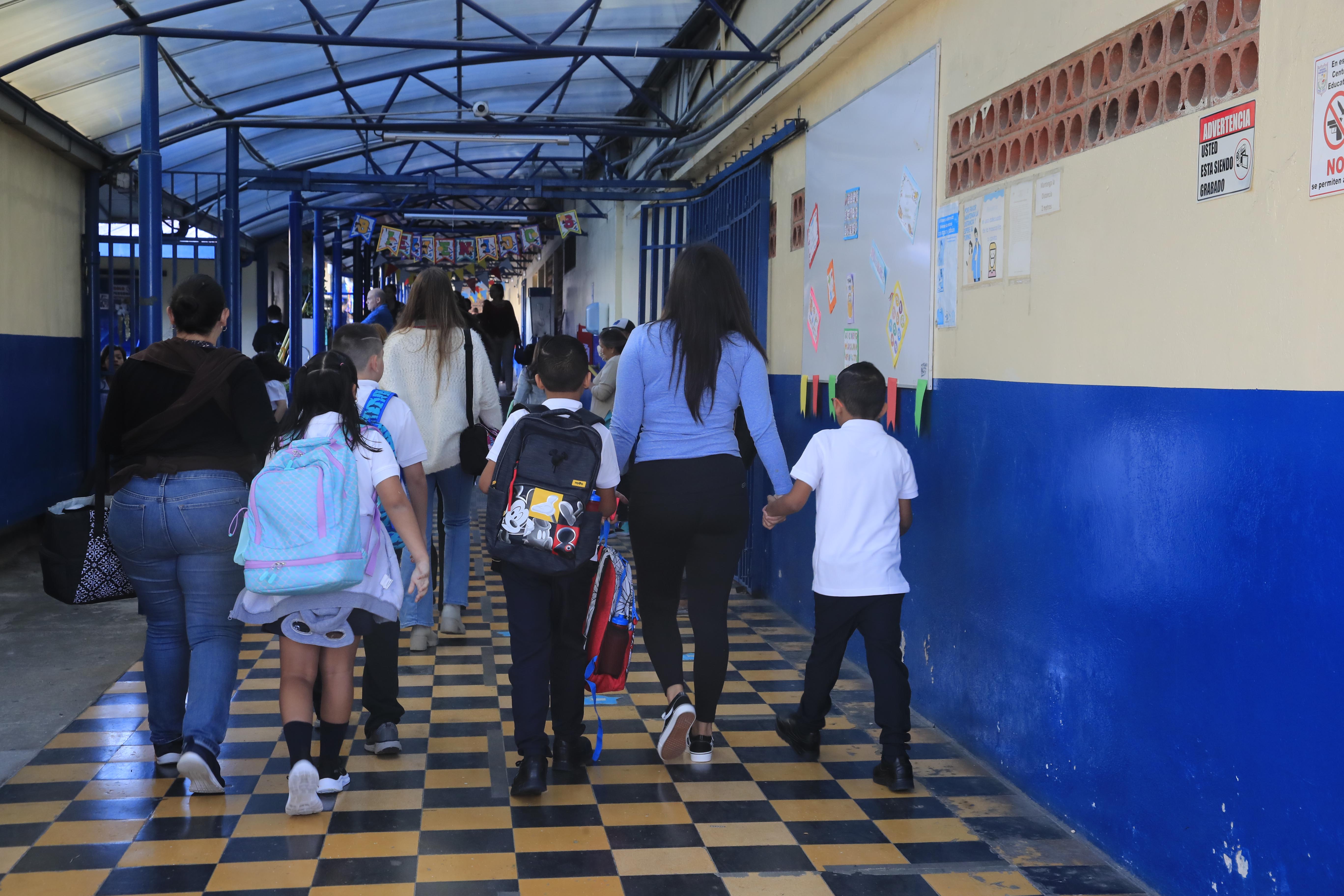 08/02/2024 Escuela Porfirio Brenes, Moravia. Escuelas y colegios recibieron este jueves por la mañana a miles de estudiantes, durante el inicio del curso lectivo. Como es natural, los más pequeños llegaron bien abrigados y acompañados de sus padres. No faltaron las escenas frío y las emotivas despedidas. Foto: Rafael Pacheco Granados