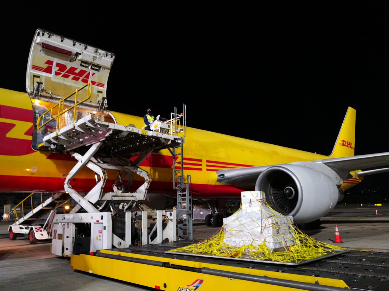 Un tercer lote de vacunas contra la covid-19 aterrizó la noche de este martes en el aeropuerto Juan Santamaría, con un total de 33.150 dosis del fármaco desarrollado por Pfizer y BioNTech. Foto: Presidencia para LN