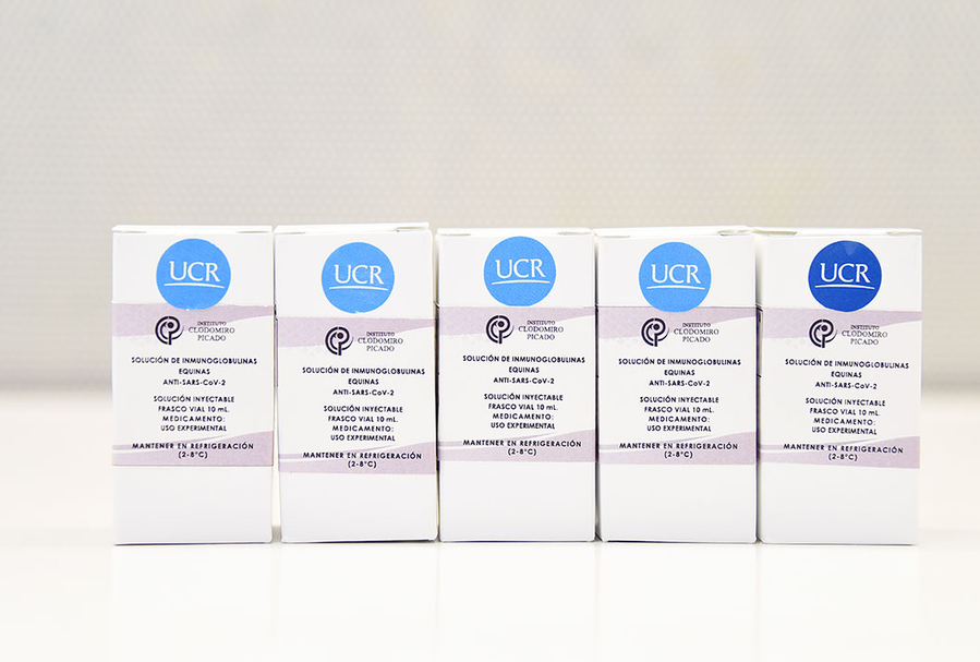 El Instituto Clodomiro Picado generó dos tipos de formulaciones a partir del plasma equino. Son 40 viales del suero son contra la proteína S1. Los otros 40 viales son una mezcla de cuatro proteínas del virus: la S1, la E, la M y la N de la nucleocápside.
Fotografía: Laura Rodríguez/ UCR