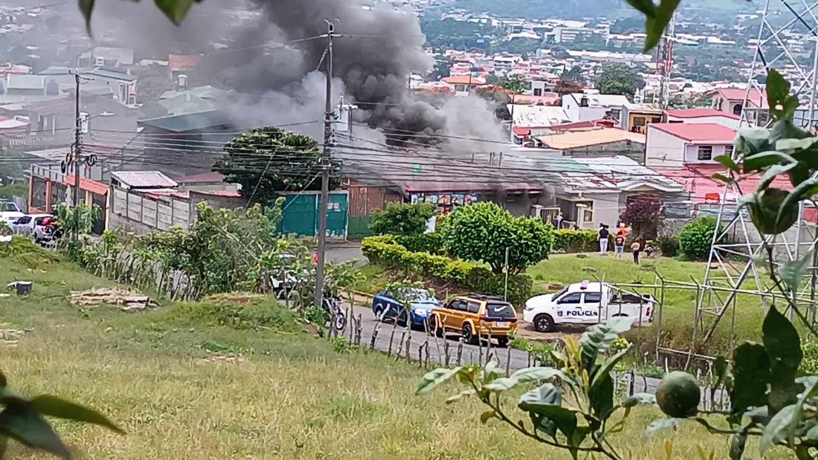 Un incendio se reportó en Oreamuno de Cartago.