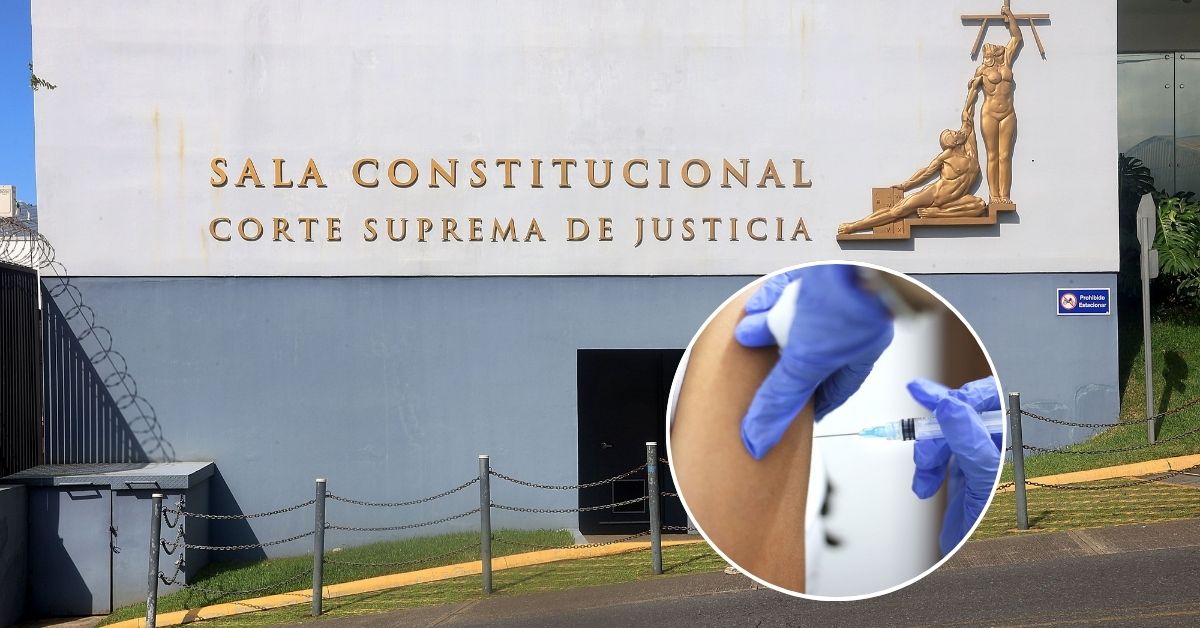 Una composición de imágenes. De fondo, el edificio de la Sala Constitucional. En un recuadro, al frente, un brazo recibiendo una vacuna.