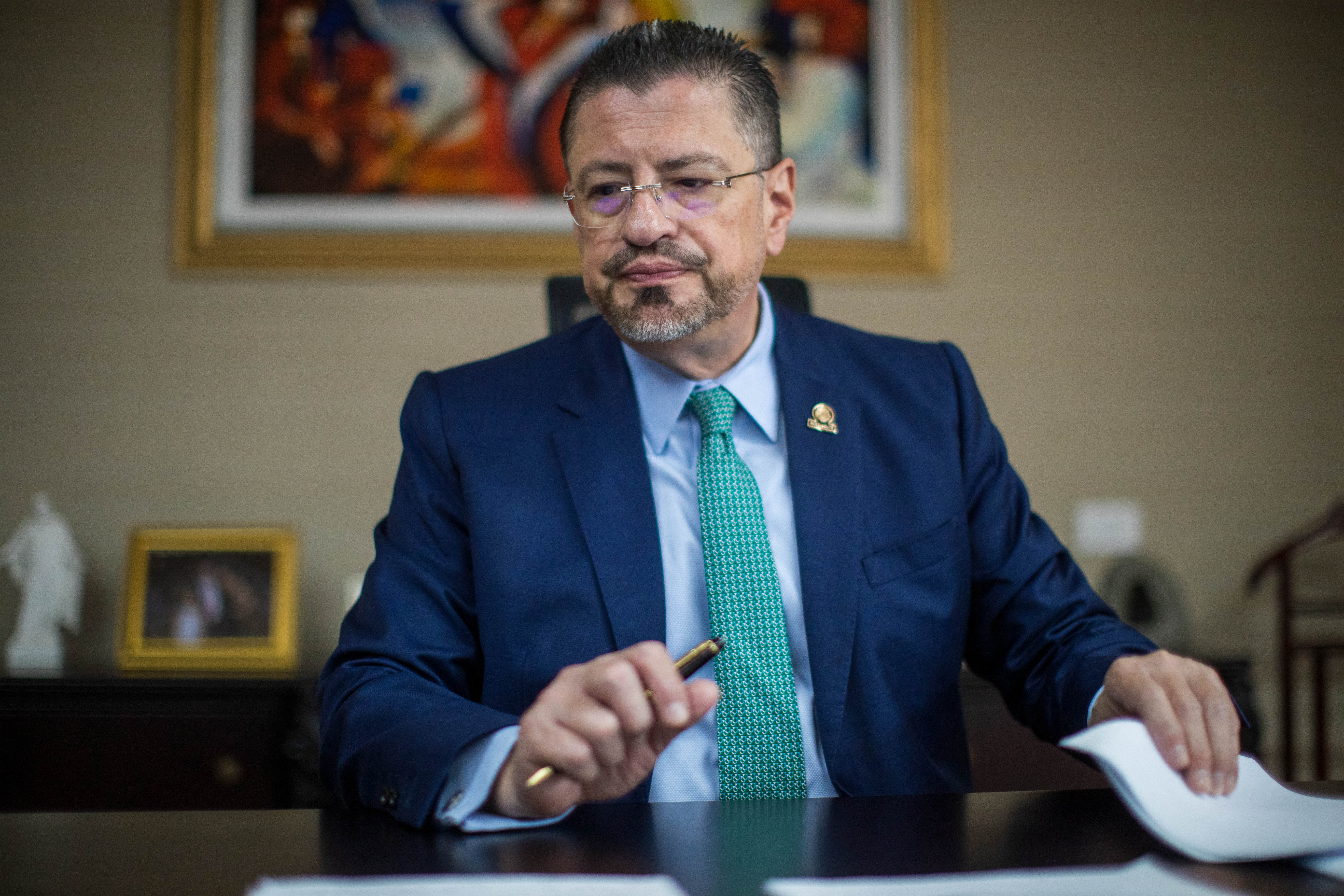 El presidente de Costa Rica, Rodrigo Chaves, gesticula durante una entrevista de AFP en la Casa Presidencial en San José, el 4 de mayo de 2023.
