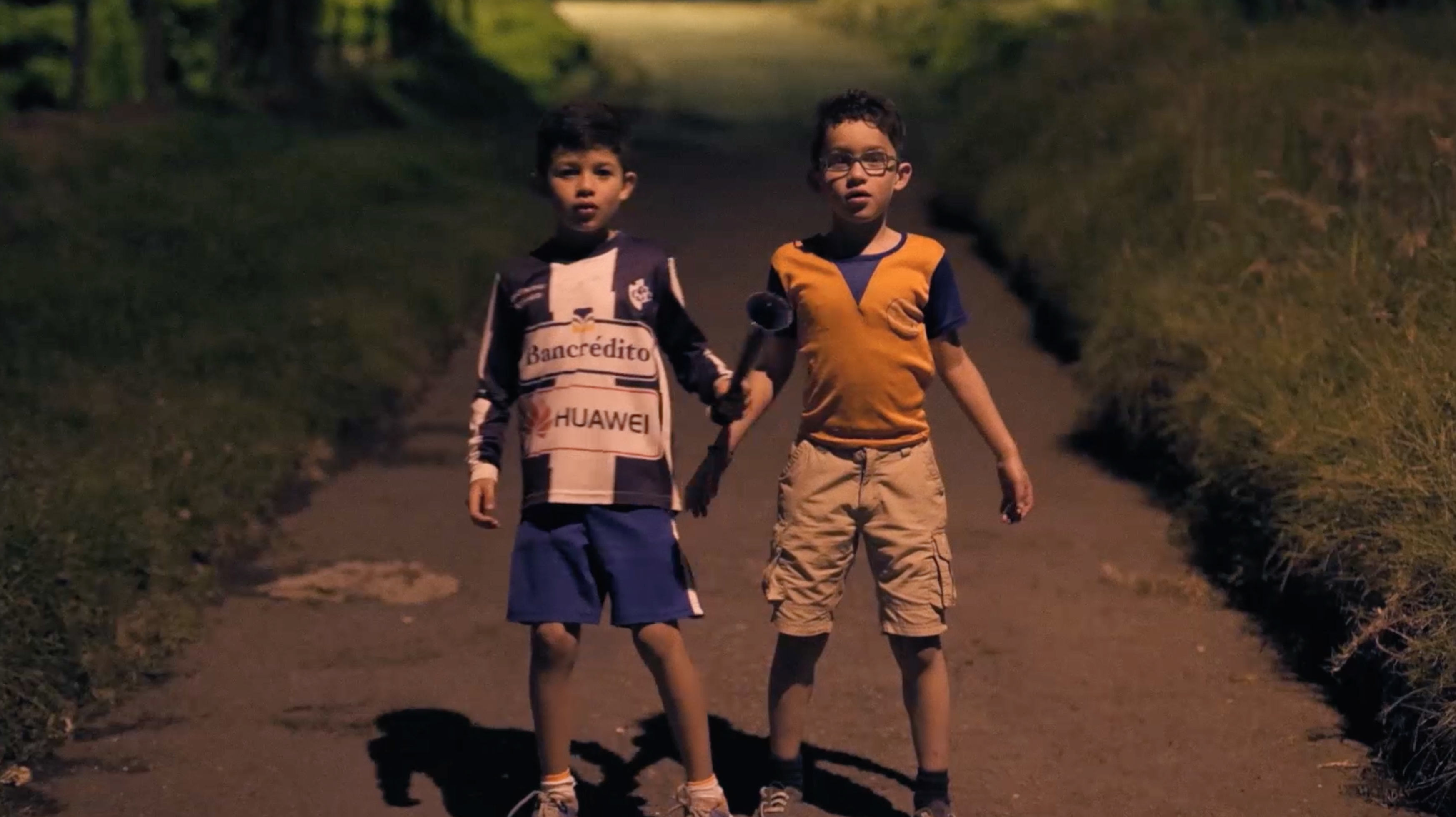 Materia Exclusivo de VIVA
Güilas, filme de Sergio Pucci
producción está conformada por siete cortometrajes, los cuales tratan de las aventuras de niños costarricenses y son ambientados en cada una de las provincias de nuestro país.
“El día del empujón”, “Me dejó”, “Las Despedidas”, “Gloria a Cartago”, “Cabin in the Watta”, “Recordando mi puerto” y “Amor de temporada”