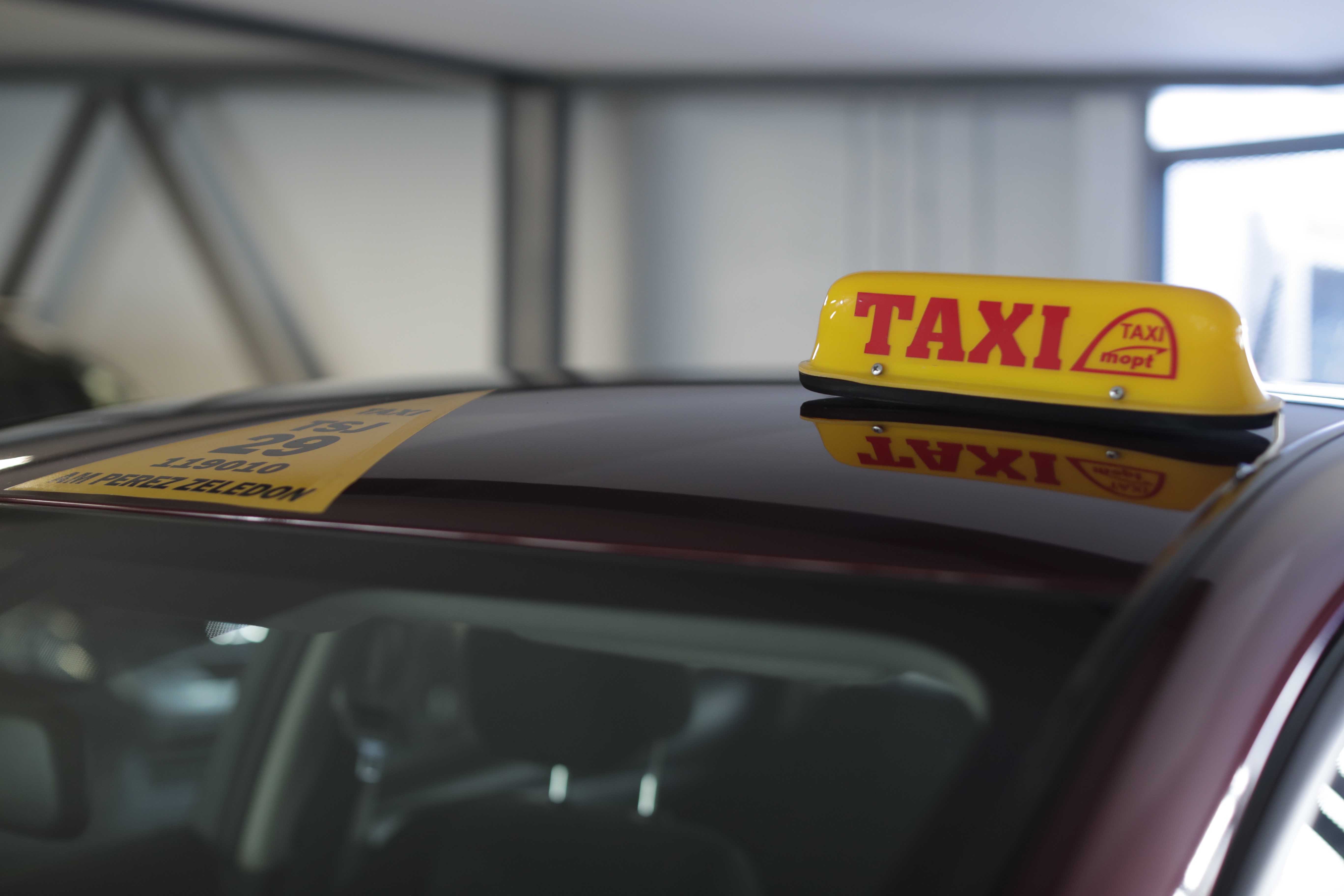 05/08/2019,San José, Consejo de Transporte Público, la primera dama de la República junto con encargados del Consejo de Transporte Publicó hacen la presentación de el primer taxi eléctrico que va a funcionar en Pérez Zeledón. Fotografía José Cordero