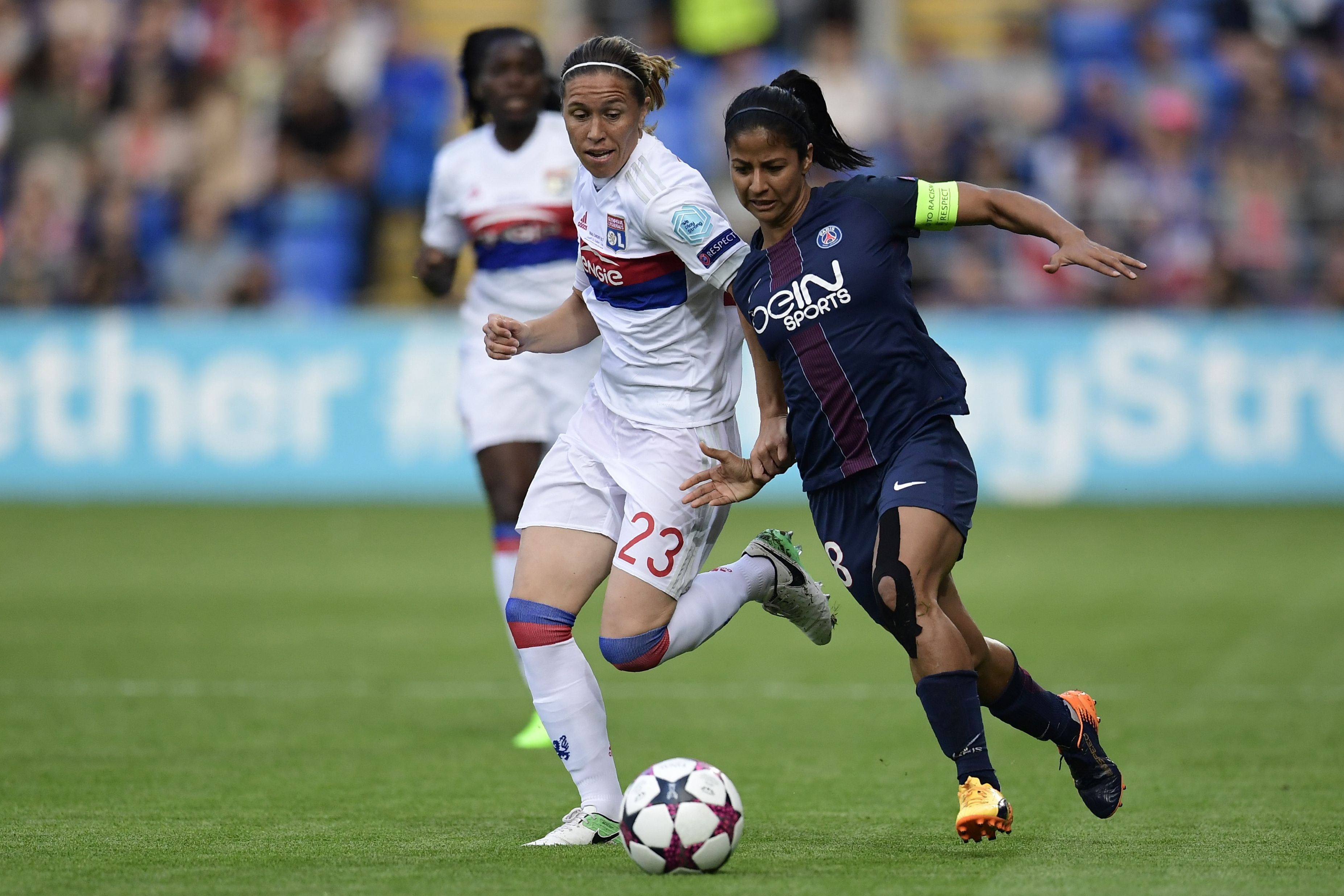 Shirley Cruz marca a la jugadora del Lyon, Abily.