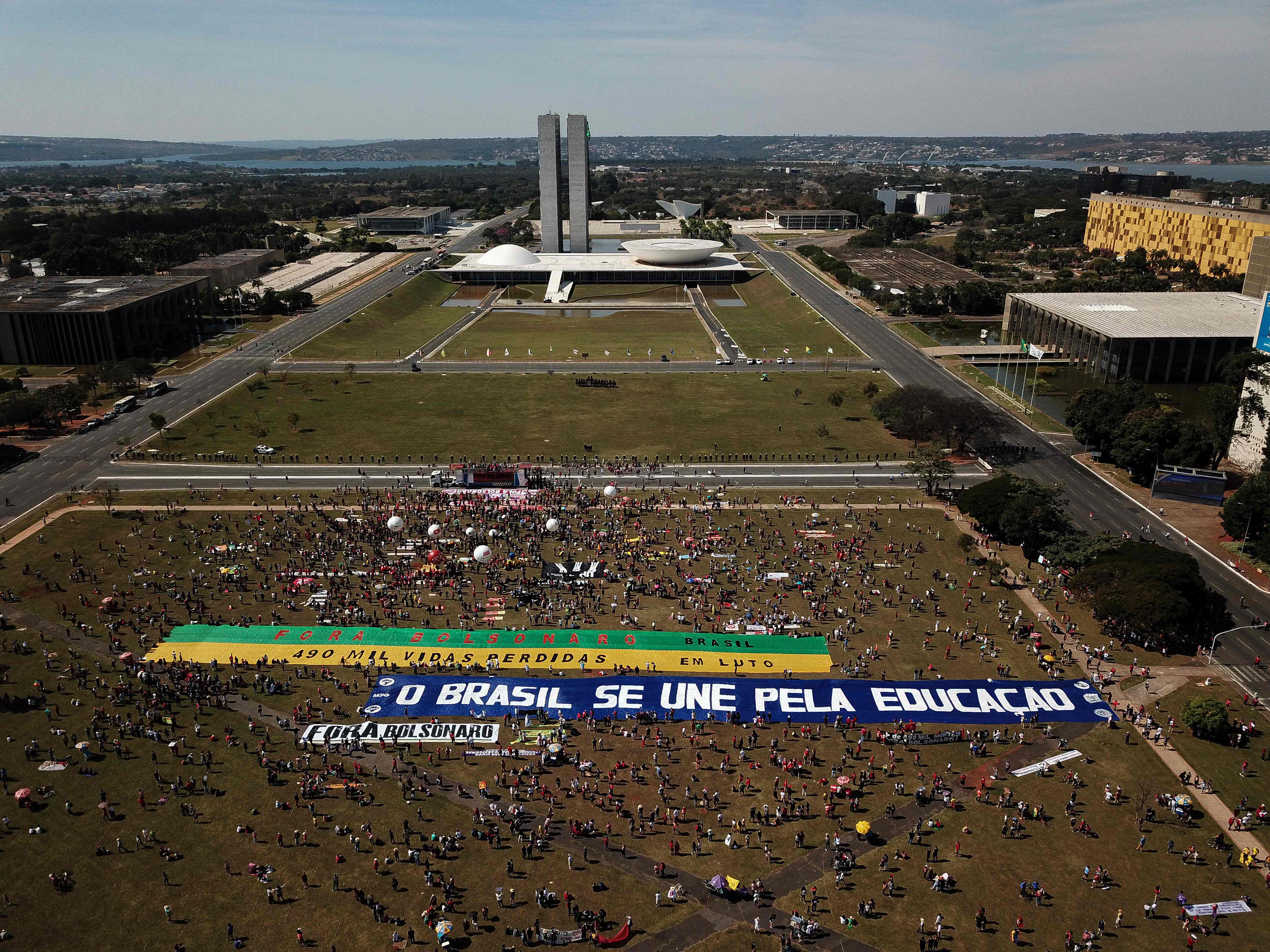 Aerial view during a protest by opposition parties and social movements against Brazilian President Jair Bolsonaro's handling of the COVID-19 pandemic in Brasilia, on June 19, 2021. - Far-right President Jair Bolsonaro has been facing criticism for his management of the pandemic, including initially refusing offers of vaccines, as epidemiologists warn Brazil may now be on the brink of a third wave of Covid-19. (Photo by Sergio Lima / AFP)