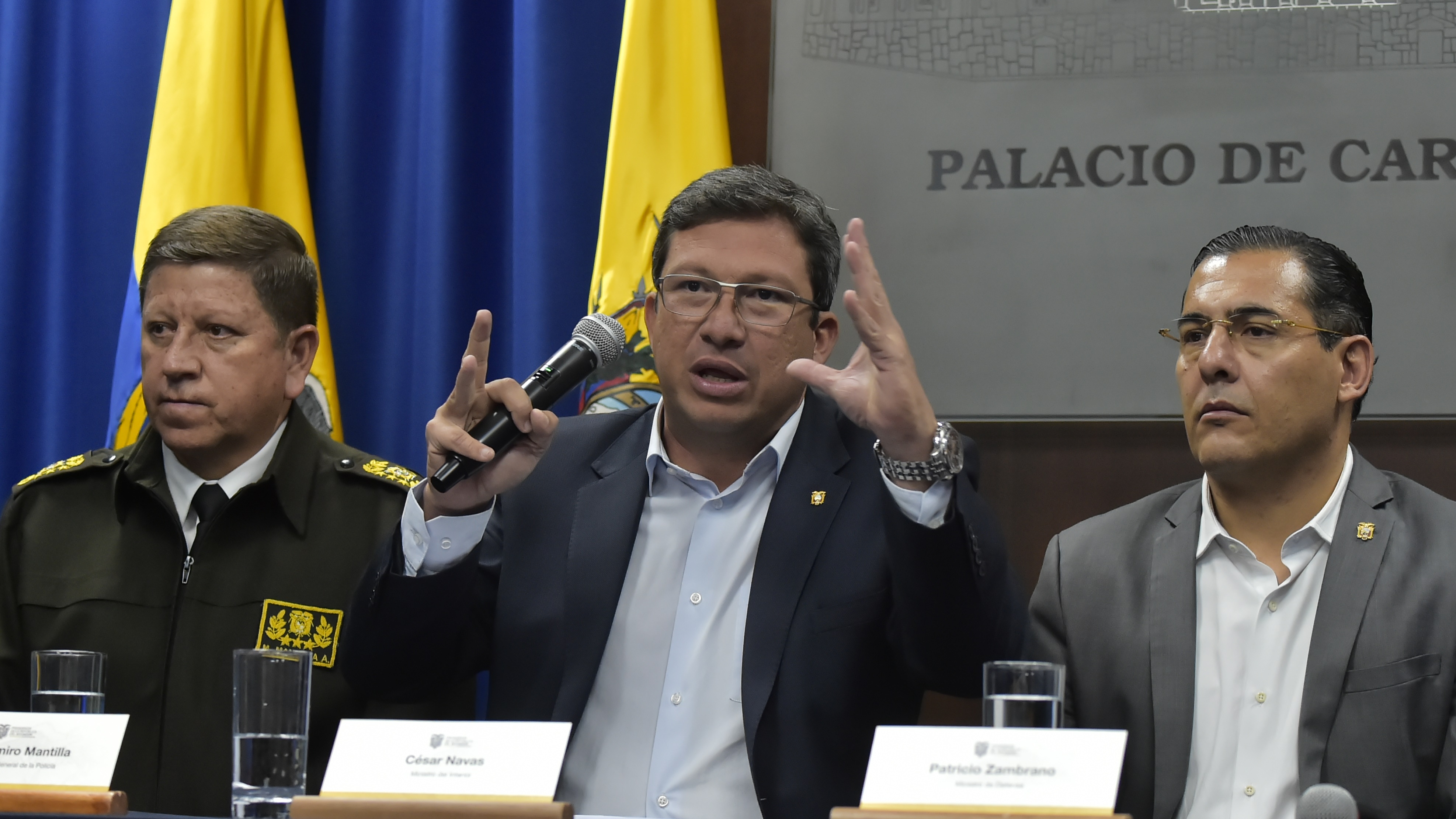 El ministro ecuatoriano del Interior, César Navas (C), acompañado por el comandante de la policía Ramiro Mantilla (izq.) y el ministro de Defensa, Patricio Zambrano, habla en conferencia de prensa en el palacio presidencial Carondelet en Quito el 27 de marzo, sobre el secuestro de dos periodistas y un conductor del diario El Comercio en la frontera con Colombia.