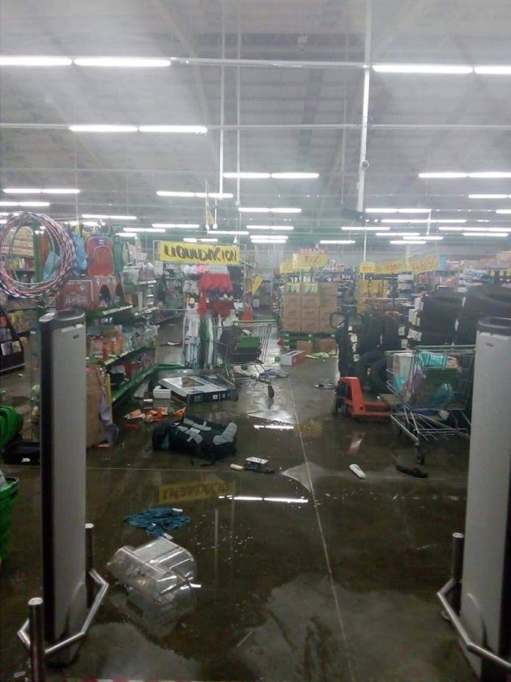 Saqueo a Maxi Palí de Limón. Foto: Tomada del Facebook de Limón Hoy