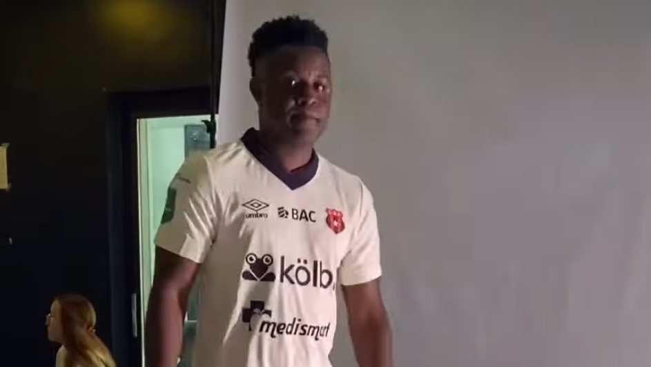 Joel Campbell estuvo presente en la sesión de fotografías de la nueva indumentaria de Liga Deportiva Alajuelense.