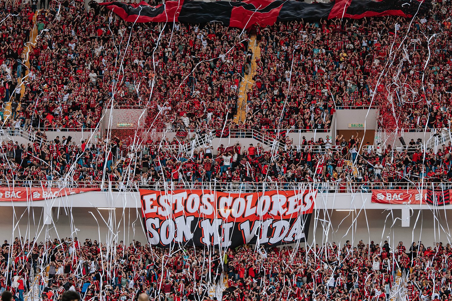 El Estadio Nacional lucía imponente en el partido de ida de la gran final entre Liga Deportiva Alajuelense y Herediano.
