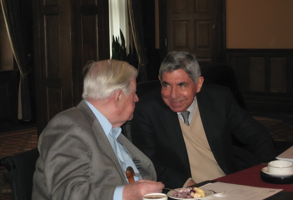 Helmut Schmidt, político alemán, miembro del Partido Socialdemócrata de Alemania, reunido con Óscar Arias Sánchez, expresidente de Costa Rica