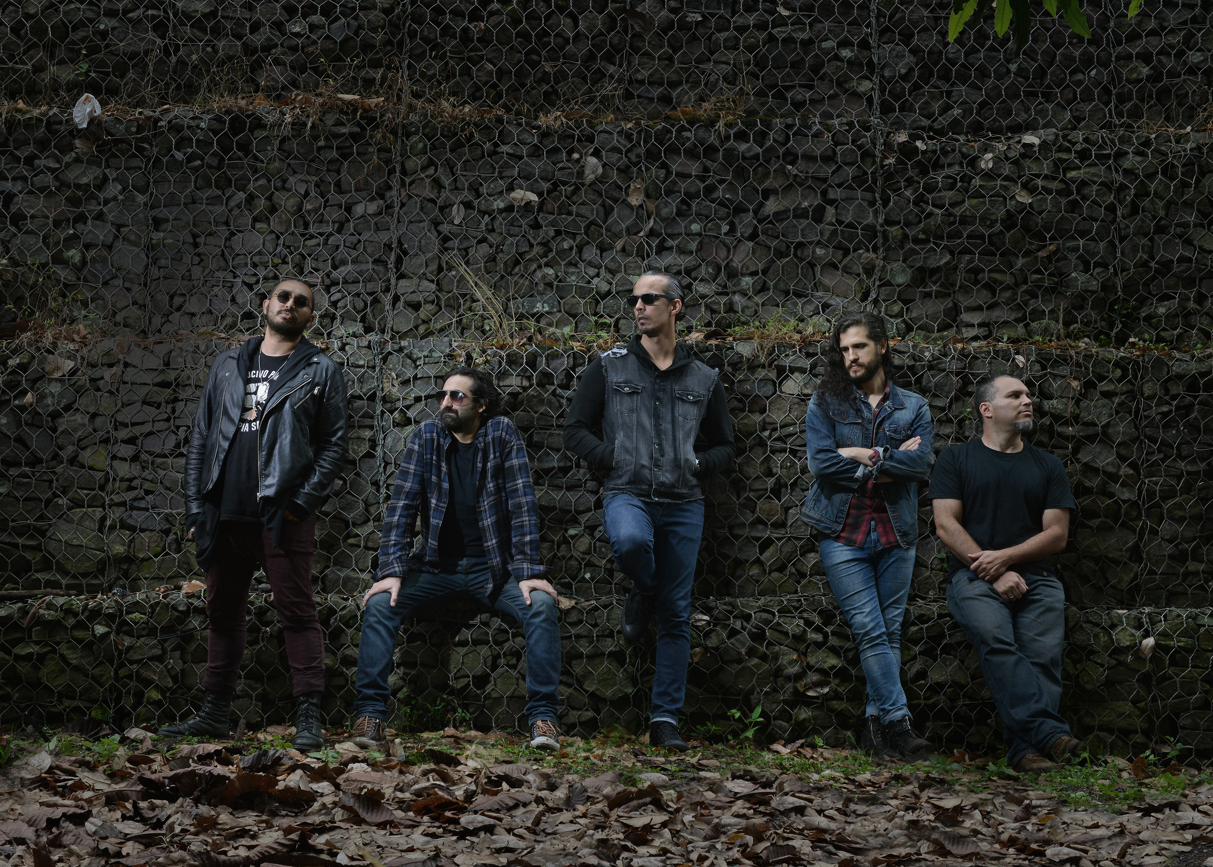 25 de octubre del 2017. Parque de la Paz, San José. Fotos de la agrupación musical Cursed para portada de Viva. En la foto de izq. a der: David Cubero, Abel Guier, Massimo Hernández, Juan Pablo Calvo y Alfonso Pérez; integrantes del grupo. Foto: Albert Marín.