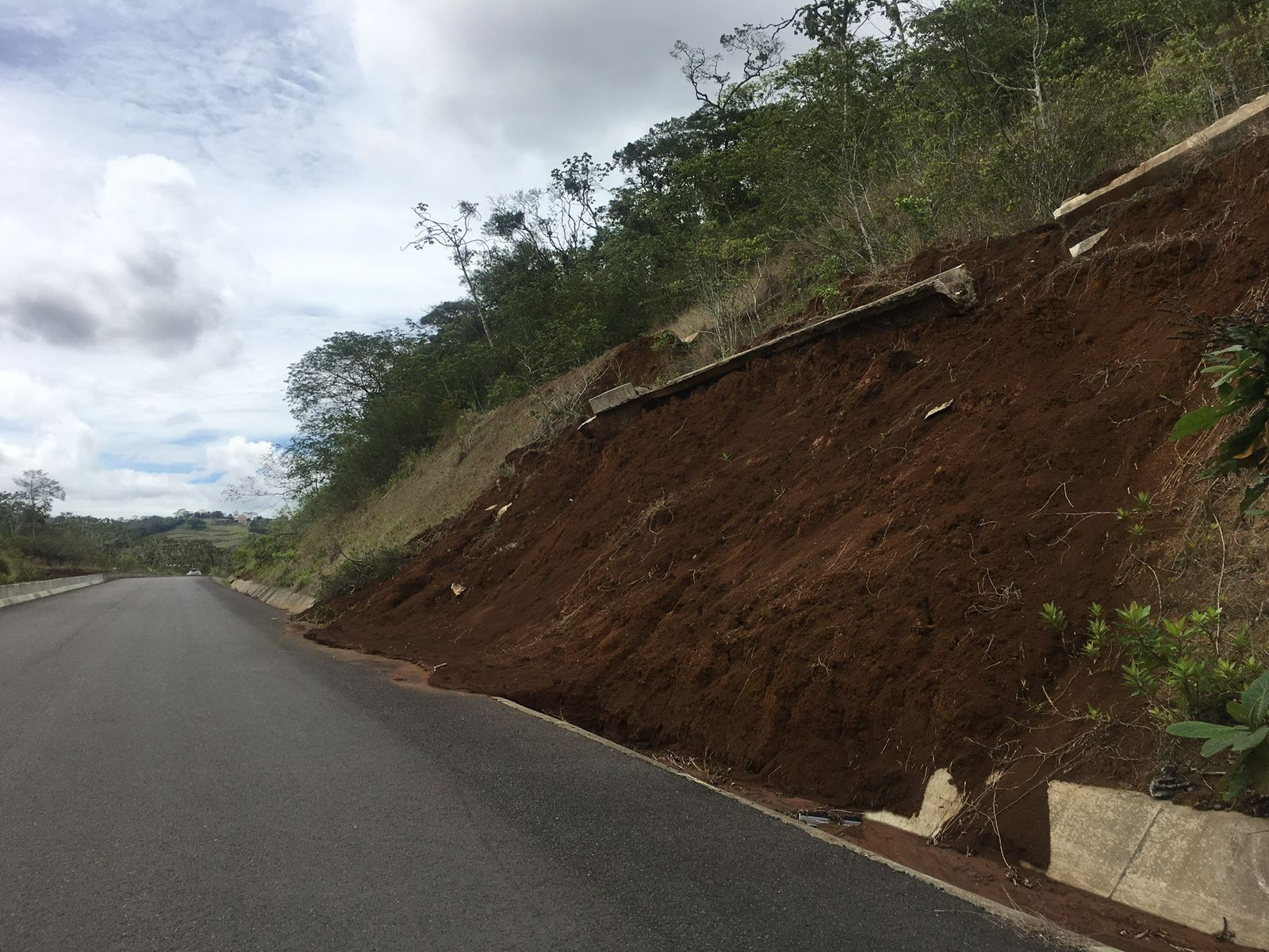 En varios sectores de la vía sin completar la caída de material afecta cunetas y parte del pavimento colocado. Foto: Asociación Pro-Carretera para LN.
