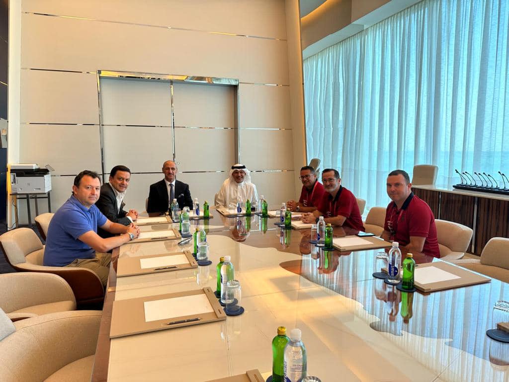 Presidente de la Federación de Costa Rica, Rodolfo Villalobos, visitó al Presidente de la Federación Iraquí de Fútbol Adnan Darjal, en su residencia en Qatar, en presencia del Presidente de la Unión Kuwait.