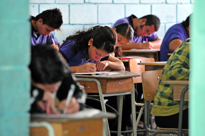 Fotografia: Alexander OTAROLA
02/11/10. San Jose, Guadalupe, Colegio Mexico. Inician examenes de bachillerato con la prueba de Español.