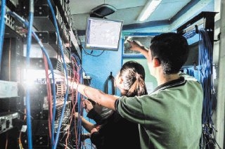 San Jose 01 de octubre de 2015 Calle Blancos, Colegio Tecnico Profesional, recorrido por el colegio para ver las especialidades que ofrecen a los alumnos de cuarto ciclo y que logren tener un titulo de tecnico medio en alguna carrera, el recorrido es para compararlo con el sistema de educacion dual que el ministerio quiere implementar en la enseñanza del pais. Fotografia Jose Cordero