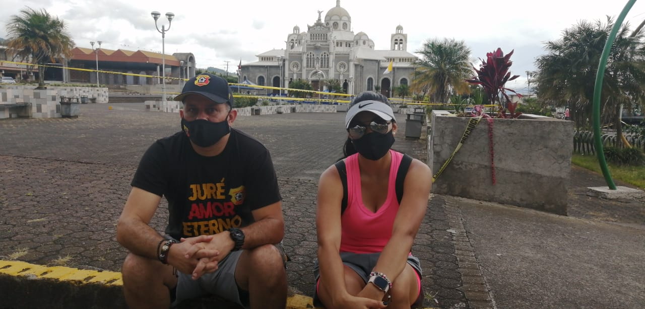 Este vecino de Desamparados vino este sábado a la basílica de los Ángeles acompañado de sus hijas, ya que, según dice, no podía romper la tradición. Foto: Keyna Calderón