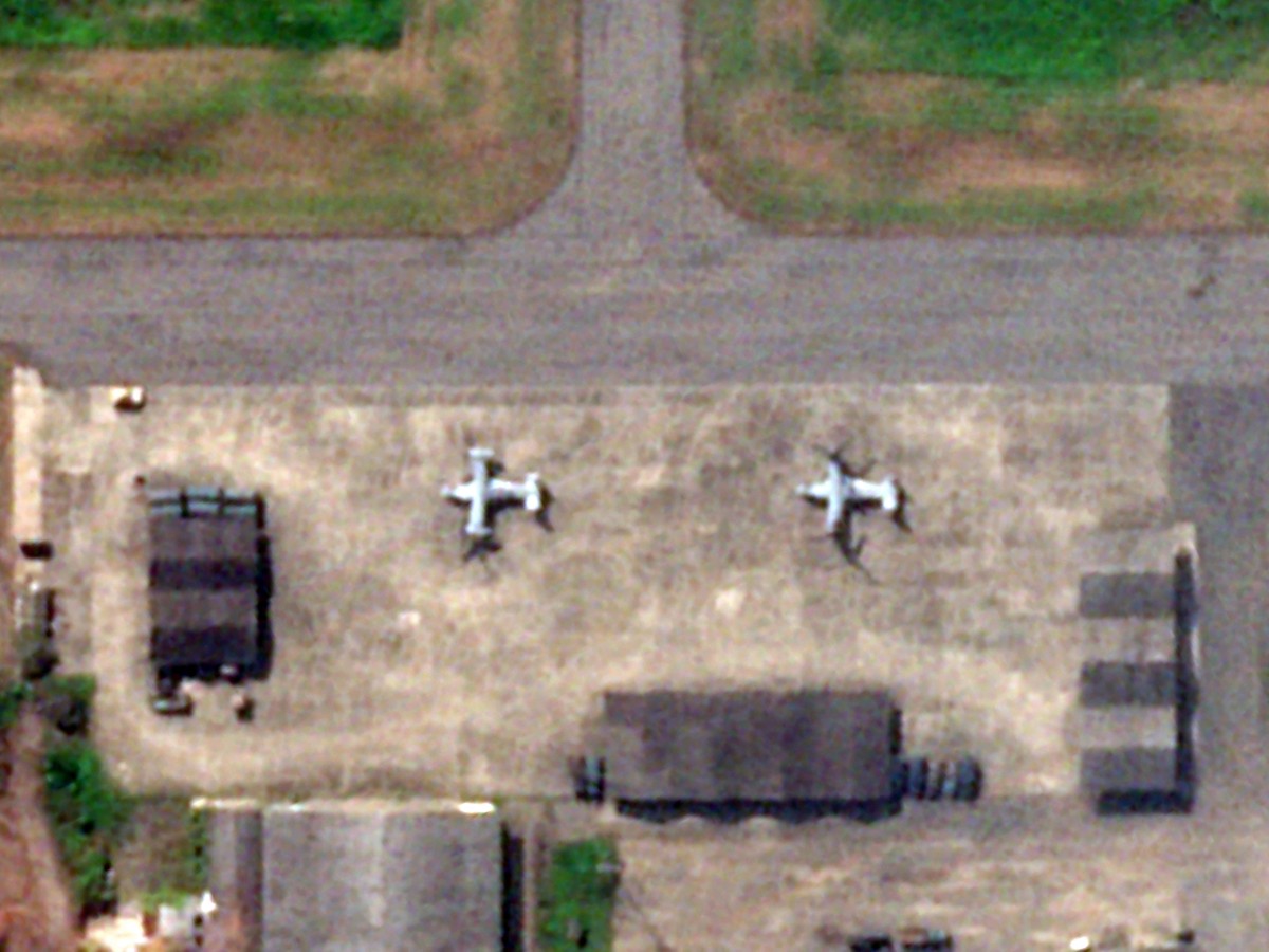 Esta imagen satelital, captada por Planet Labs PBC el 10 de octubre de 2026 y analizada por AFP, muestra dos aeronaves en la pista cuyas dimensiones y silueta coinciden con las de los aviones V-22 Osprey, en la base aérea militar ecuatoriana de Taura, cerca de Guayaquil.