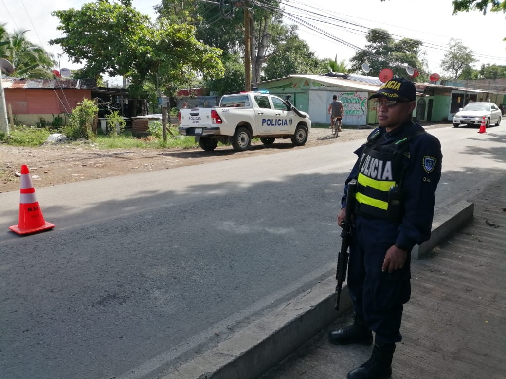 Un oficial de apellido Obando, asignado a la subdelegación de Fray Casiano, en Chacarita de Puntarenas, sobrevivió a un ataque a balazos contra la sede policial.
El ataque ocurrió a la 1:30 a. m. de este martes, cuando un sujeto pasó frente al edificio y accionó un arma en cuatro ocasiones. Dos impactos quedaron en la pared, otro en una ventana y el último en el portón de la entrada. Fotos: Andrés Garita