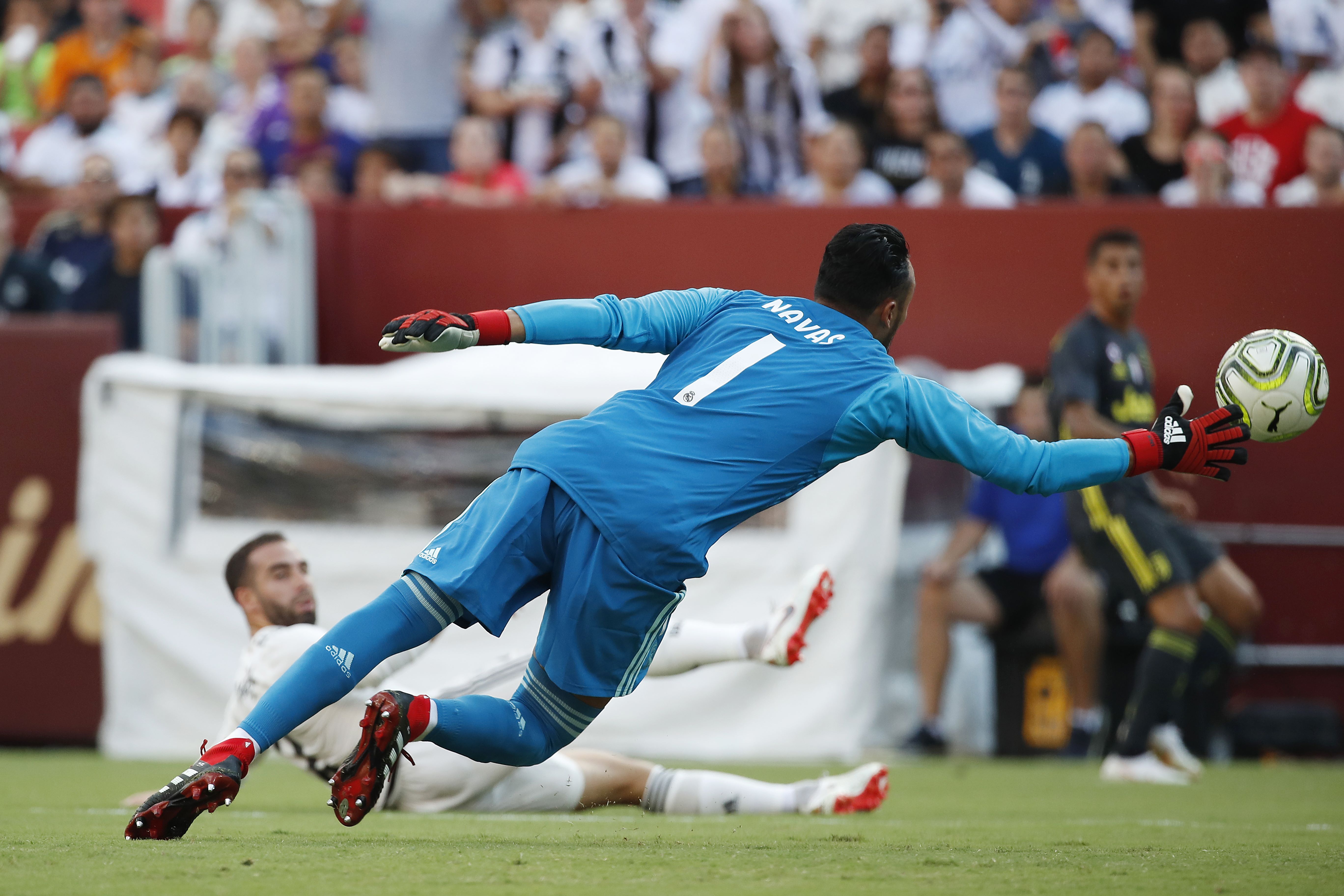 LANDOVER, MD - AUGUST 04: Keylor Navas #1 of Real Madrid is unable to save an own goal scored by Dani Carvajal #2 of Real Madrid in the first half against Juventus during the International Champions Cup 2018 at FedExField on August 4, 2018 in Landover, Maryland. Patrick McDermott/Getty Images/AFP
== FOR NEWSPAPERS, INTERNET, TELCOS & TELEVISION USE ONLY ==