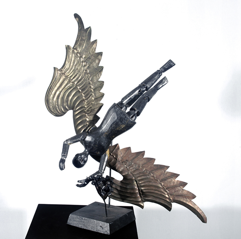Ángel caído es una composición que recupera alas de peltre de una escultura religiosa.