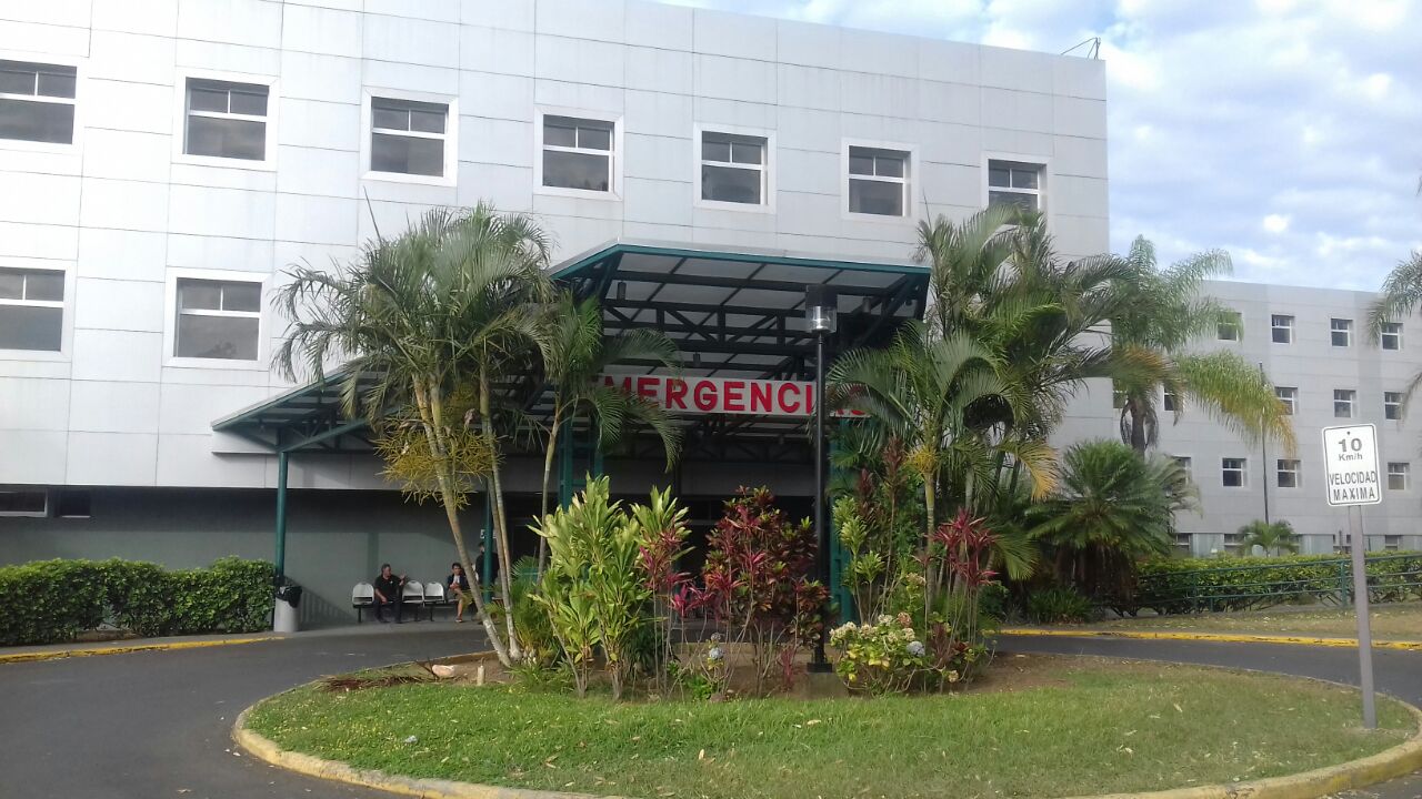 El vehículo llegó con tres fallecidos hasta esta rotonda en el Hospital San Rafael.