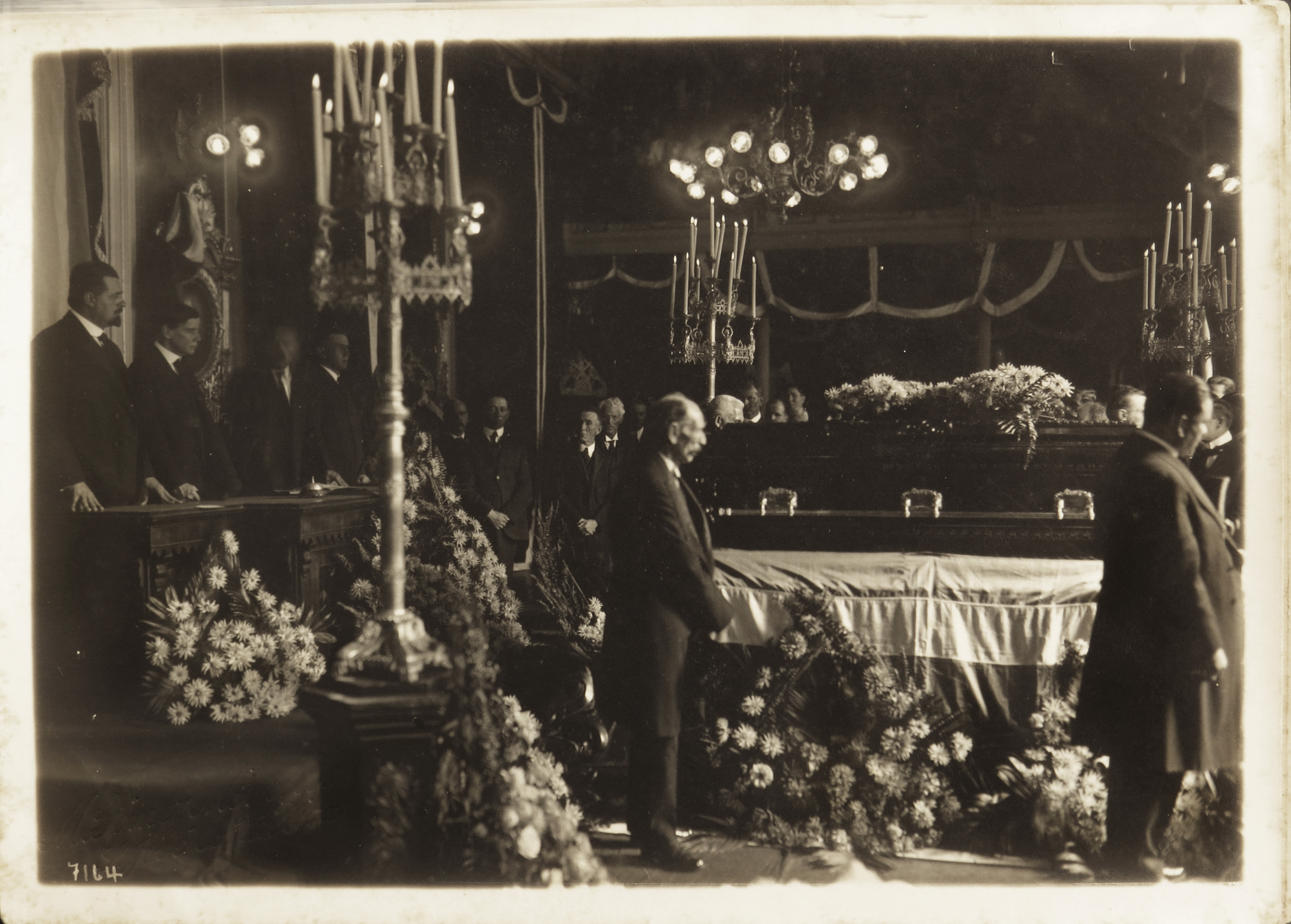 El aún presidente Federico Tinoco delante del féretro de su hermano asesinado, Joaquín Tinoco, el 11 de agosto de 1919, en el salón de sesiones del Palacio Nacional. Fotografía de Manuel Gómez Miralles. Colección de Carlos Cortés.