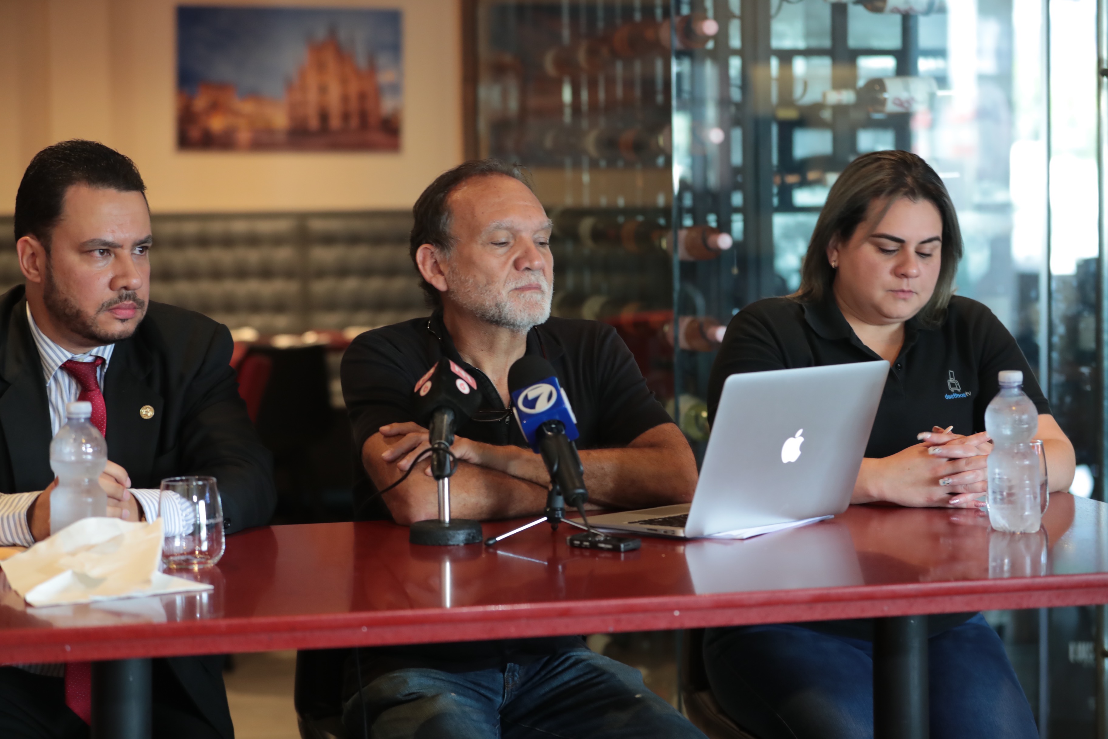 José Cortés (centro), propietario de la agencia Destinos TV, informó sobre la apertura de un proceso de quiebra en la vía judicial. Con él el asesor legal, José Acuña, y la gerente de ventas, Evelyn Mamani. Foto: Alonso Tenorio.