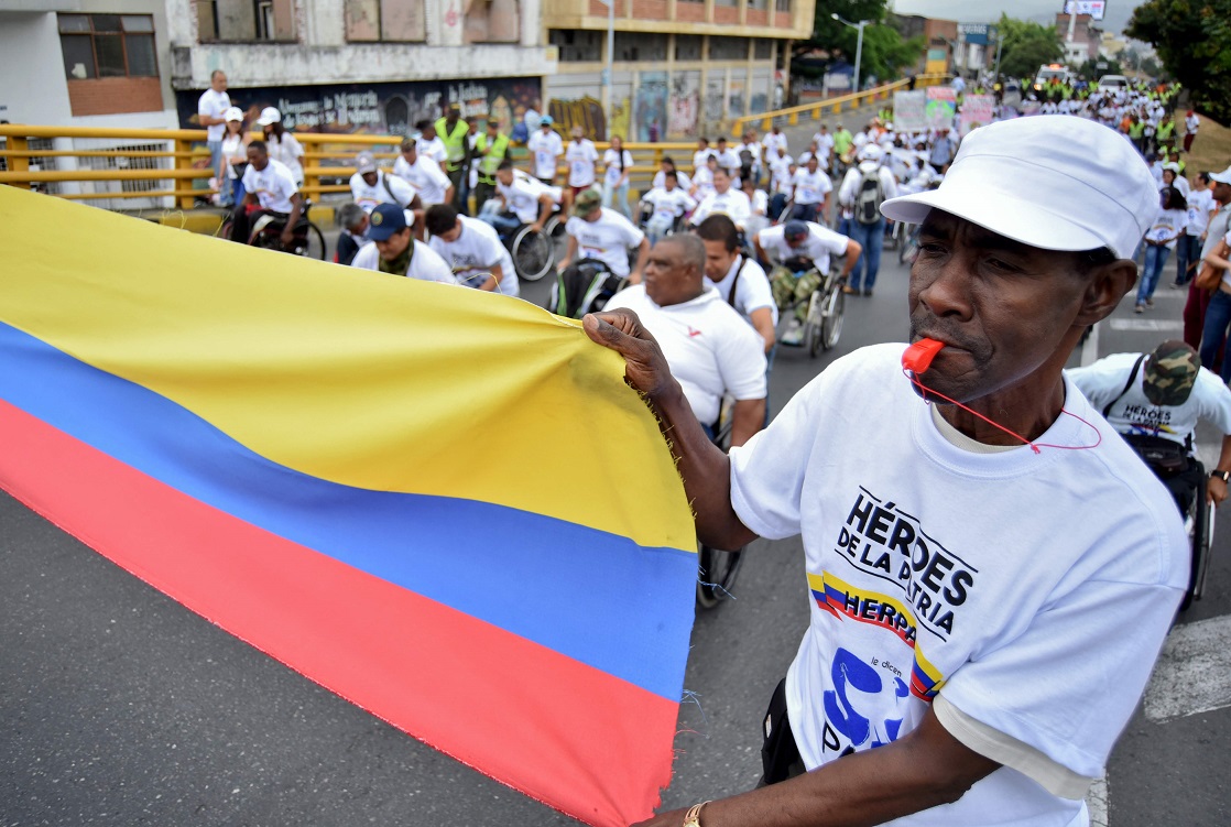 Miembros del grupo Héroes de la Patria, que reúne a policías y soldados víctimas del conflicto armado en Colombia, desfilaron el martes en la ciudad de Cali para expresar apoyo a los acuerdos de paz entre el Gobierno y las FARC.