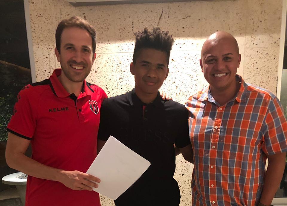 Ian Lawrence tras firmar con Alajuelense. El exsaprissista posa con su representante, José Luis Rodríguez (derecha) y el gerente deportivo de la Liga, Agustín Lleida. Foto: Cortesía