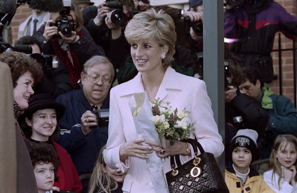 Marzo, 1996. La Princesa Diana asistía Hospital Nacional de Neurología y Neurocirugía en el centro de Londres. Tenía la filantropía arraigada en su ADN. | FOTO: AFP