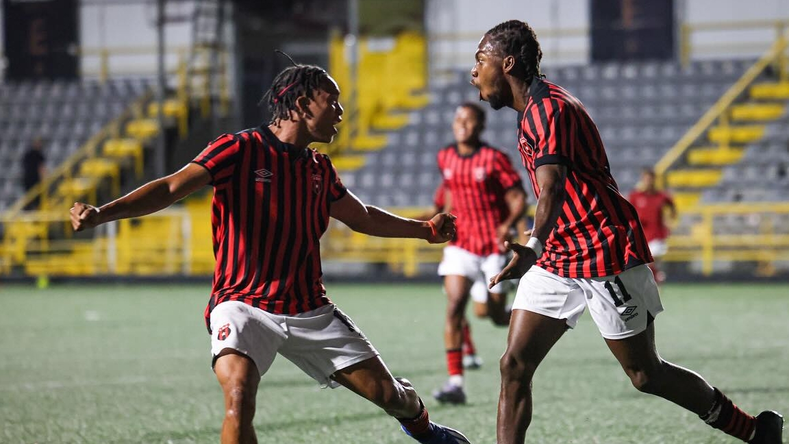 Tristan Demetrius festeja su anotación junto a Juan David Nazarith. Liga Deportiva Alajuelense ganó la Supercopa en U-21.