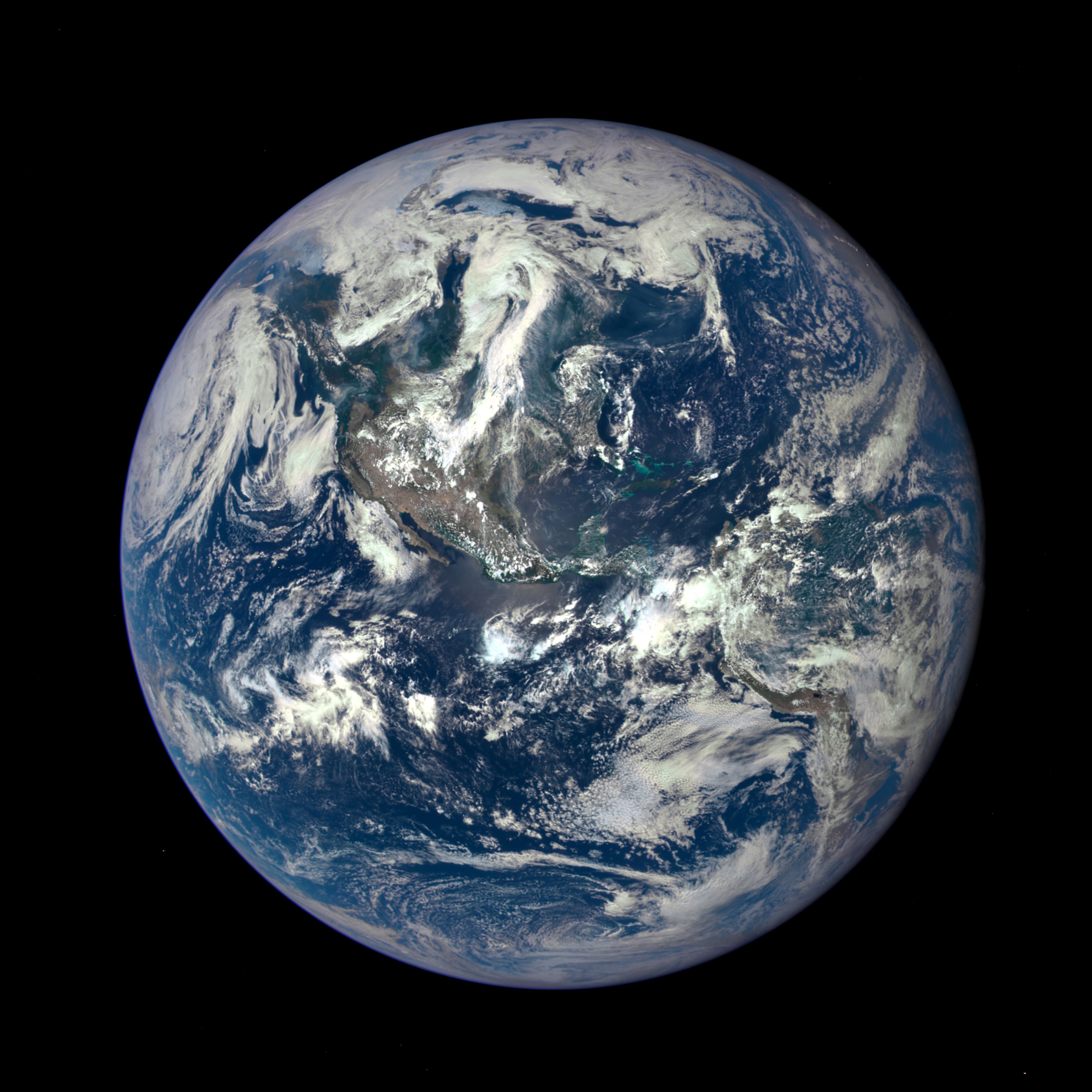 La capa más profunda de la Tierra es un bola de hierro sólido algo más grande que Plutón que está rodeada por un núcleo externo líquido,