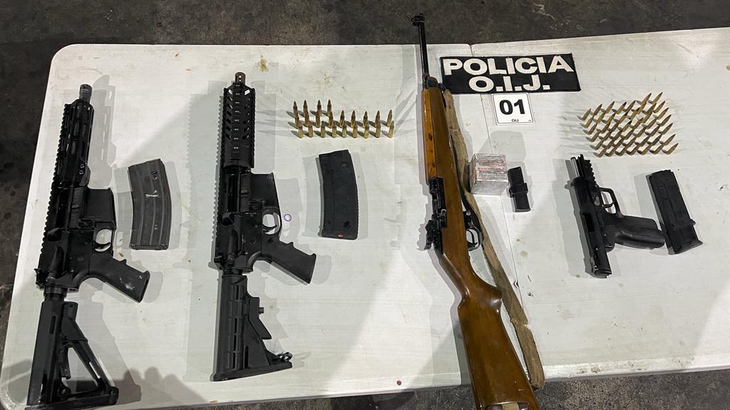 Armas decomisadas en la embarcación que tiene como nombre Kianny Tamara y tiene la matrícula PG-9821. Foto Andrés Garita y OIJ