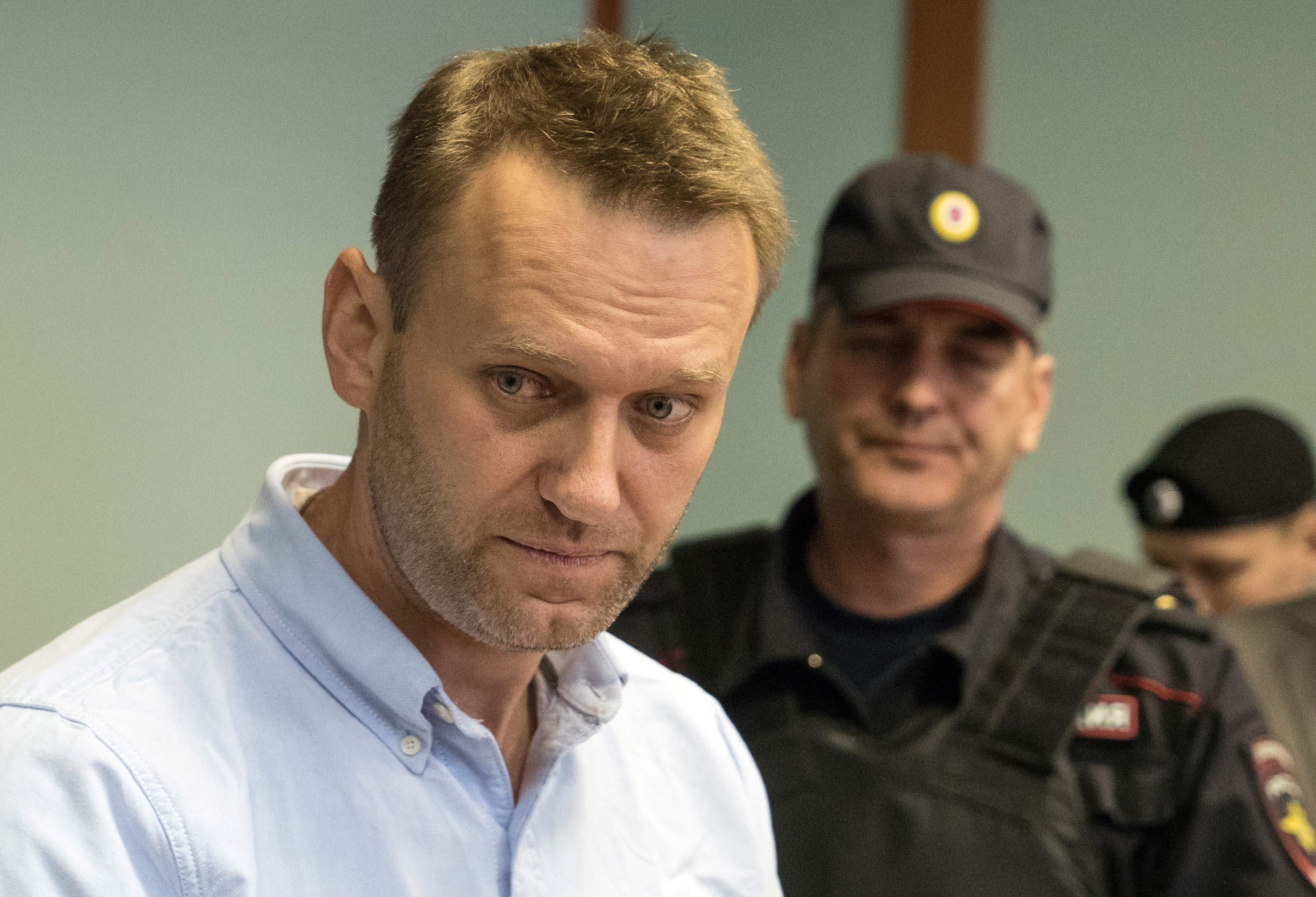 El líder opositor Alexei Navalny, llega a un tribunal de Moscú, el 16 de junio, antes de que fuera llevado a prisión, condenado por promover una manifestación en Moscú contra la corrupción.
