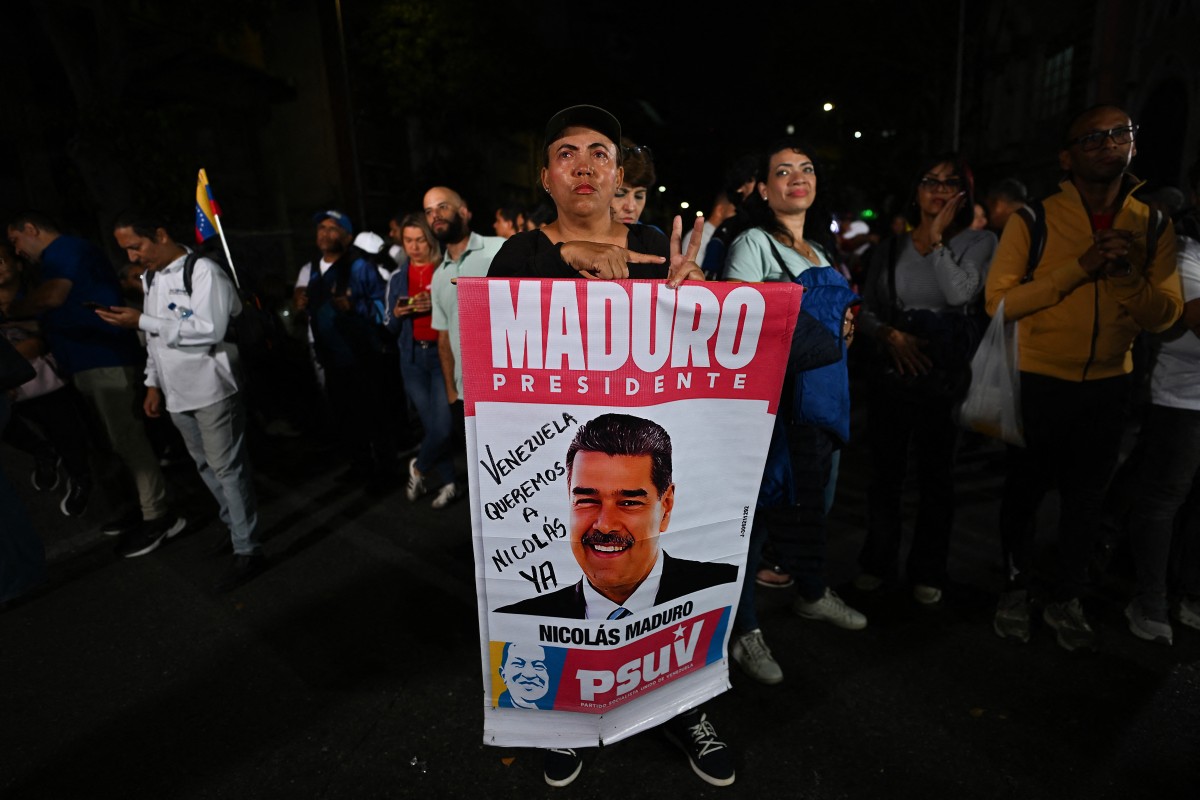Una simpatizante del depuesto presidente Nicolás Maduro hace un gesto mientras participa en una vigilia en Caracas el 2 de febrero de 2026.