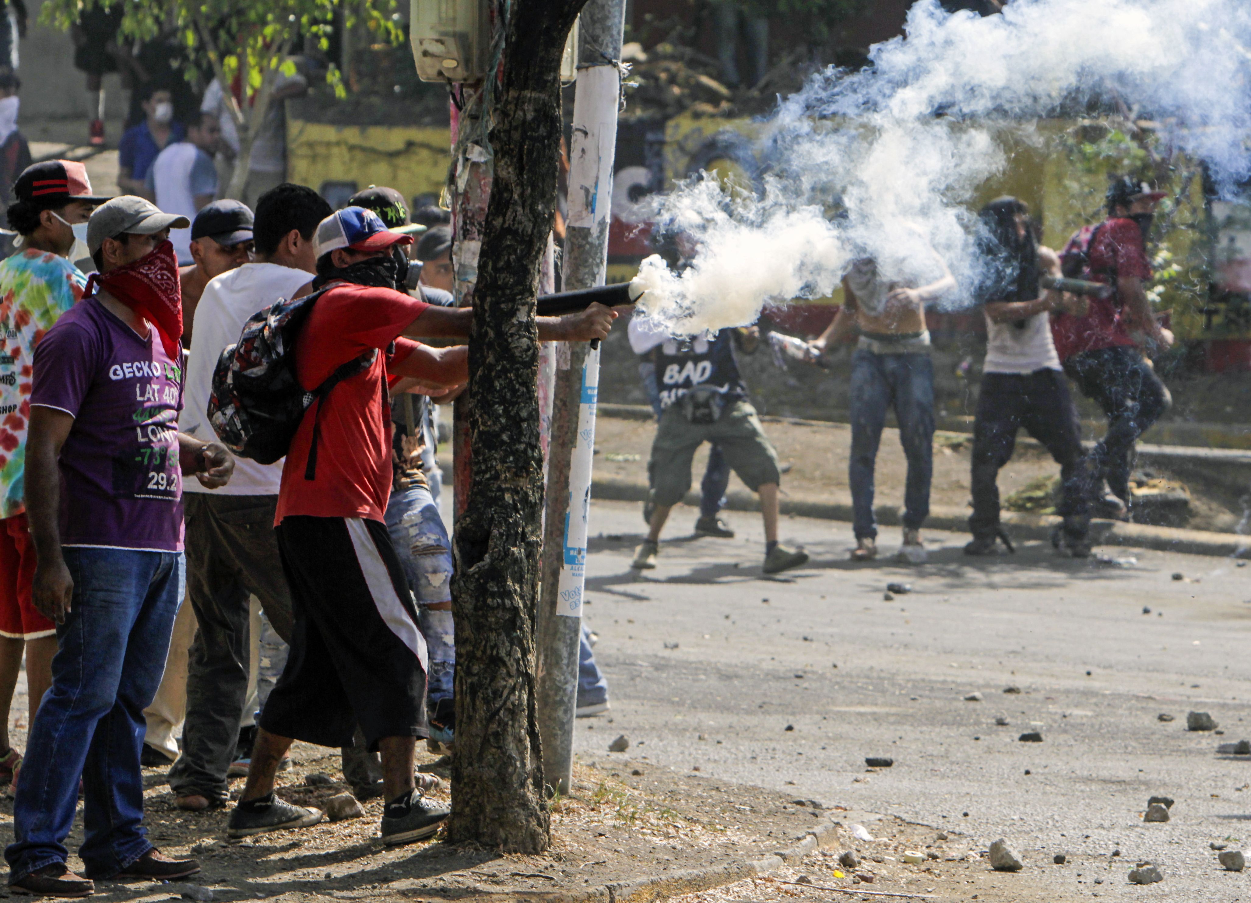 Students clash with riot police agents close to Nicaragua's Technical College during protests against government's reforms in the Institute of Social Security (INSS) in Managua on April 21, 2018.
Violent protests against a proposed change to Nicaragua's pension system have left at least 10 people dead over two days, the government said Friday. In the biggest protests in President Daniel Ortega's 11 years in office in this poor Central American country, people are angry over the plan because workers and employers would have to chip in more toward the retirement system. / AFP PHOTO / INTI OCON