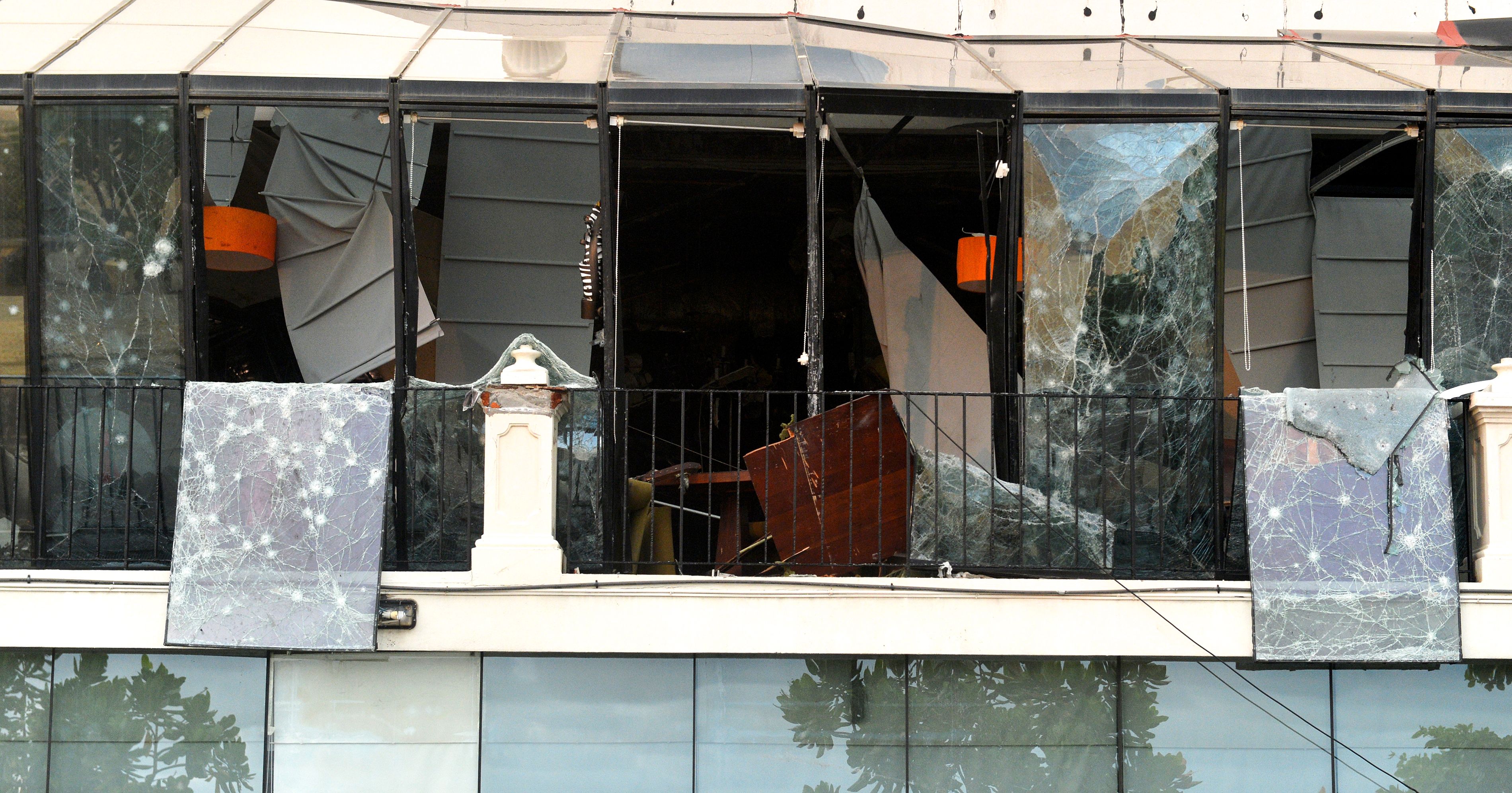 A general view of the Kingsbury Hotel targeted earlier in the day by a blast in Colombo on April 21, 2019. - A series of eight devastating bomb blasts ripped through high-end hotels and churches holding Easter services in Sri Lanka on April 21, killing at least 207 people, including dozens of foreigners. (Photo by ISHARA S. KODIKARA / AFP)