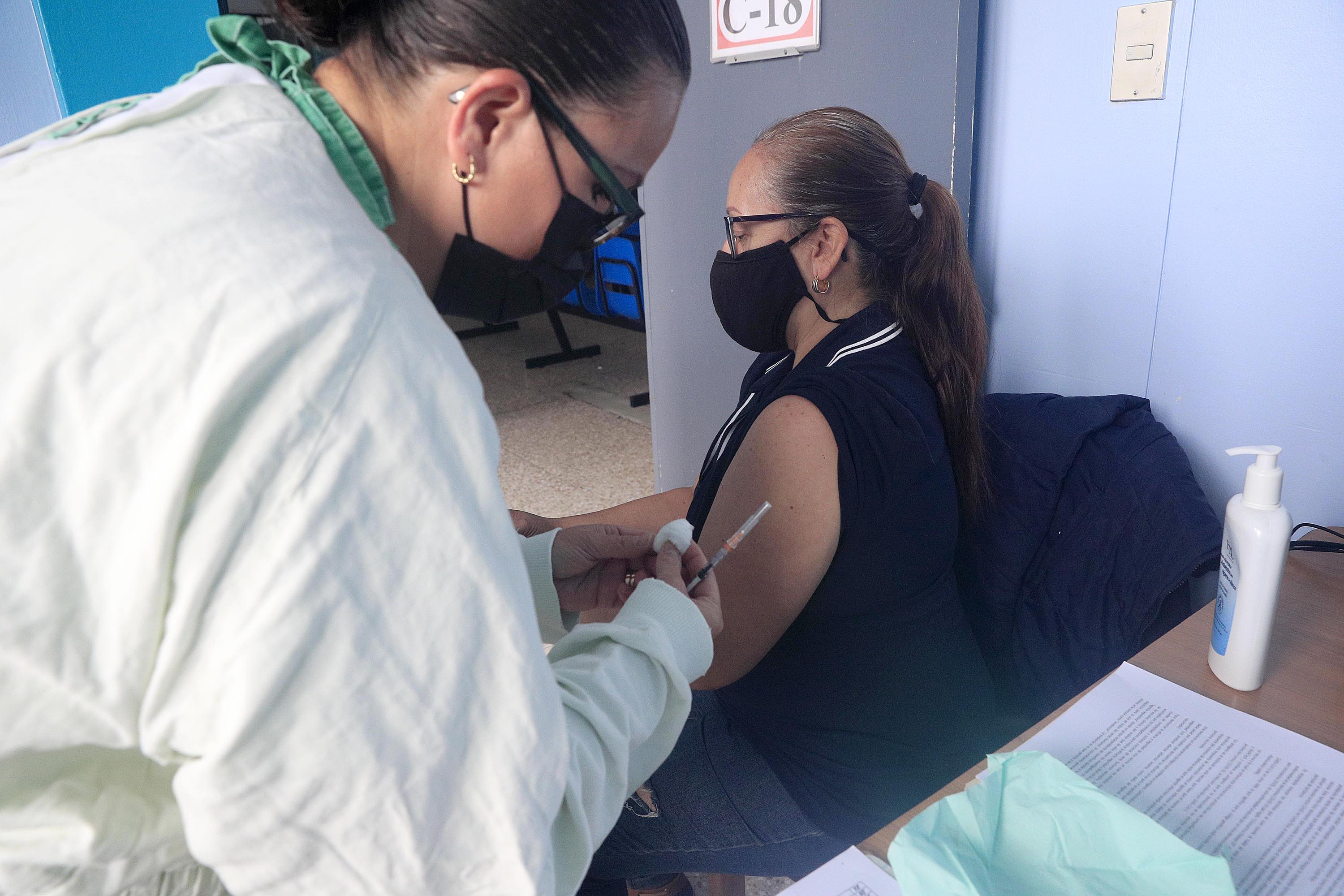 16/07/2021 Cartago. Cientos de personas madrugaron por vacuna en primer día de apertura a grupo entre 40 y 57 años. CCSS intensifica campaña para usar más de 500.000 dosis contra covid-19 donadas por Estados Unidos y avanzar hacia inmunidad de rebaño. Laura Masís, de Aguacaliente de Cartago, hizo fila desde las 3:00 a.m. y fue la primera en recibir la vacuna a las, 9:02 a.m. Se la administró Carmen Calvo Molina. Foto: Rafael Pacheco Granados