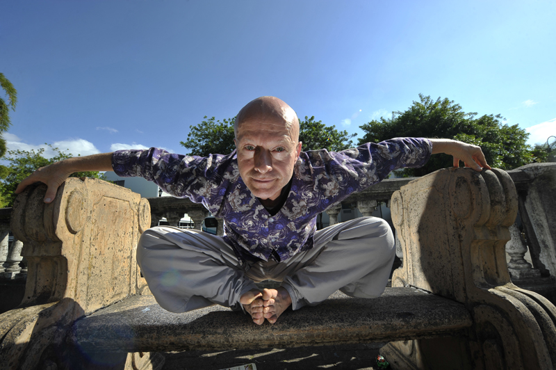El costarricense Fred Herrera vive en París desde hace 30 años y es dueño de la compañía, llamada Compagnie des Atomes. Foto: Jorge Navarro