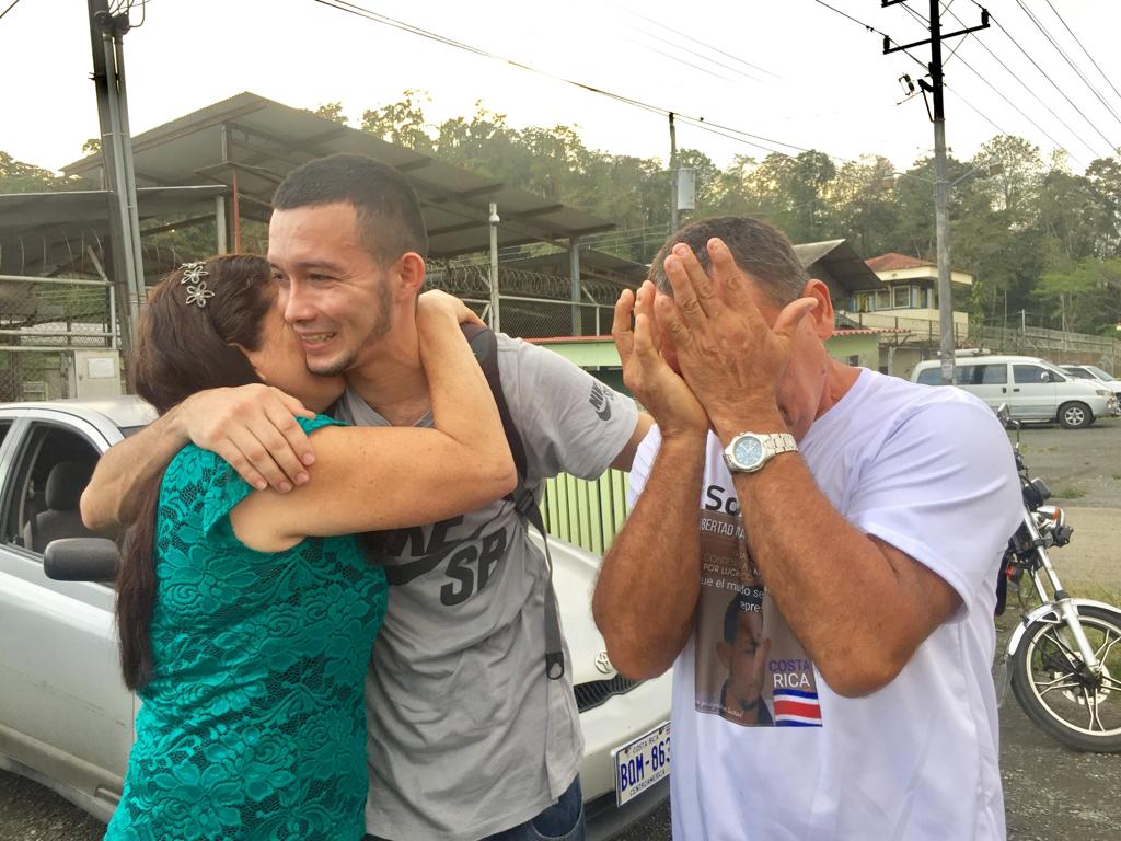 Carlos Andrés Pérez fue recibido por su familia al salir de la cárcel de Limón. Foto: Raúl Cascante.