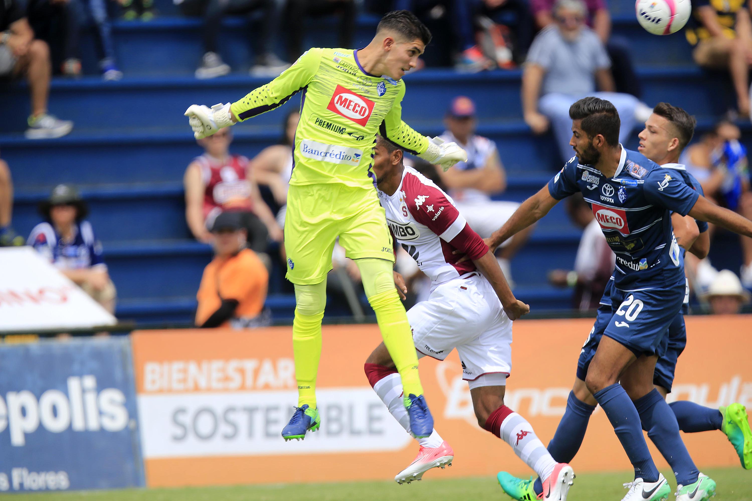El arquero juvenil de Cartaginés Luis Diego Rivas (amarillo) es el futbolista del club con más minutos en el Torneo de Clausura 2018. No ha salido en ningún juego y acumula 1710 minutos. Fotografía: Rafael Pacheco.