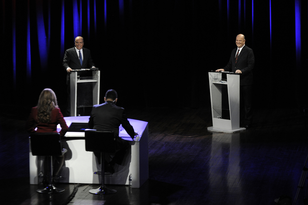 Rafael Ortiz y Rodolfo Piza durante el debate organizado por Repretel el jueves 1.° de mayo.