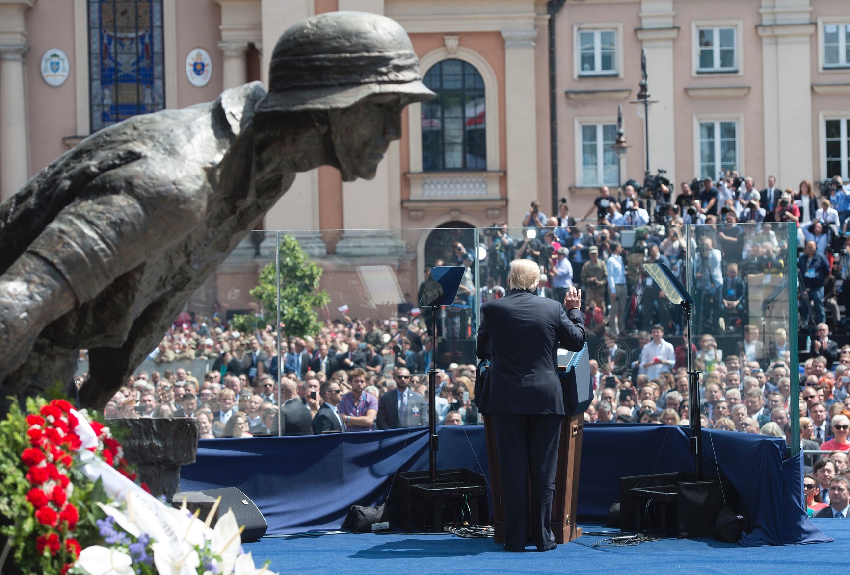 El presidente Donald Trump les habló el jueves a los polacos frente al Monumento al Levantamiento de Varsovia, en la plaza Krasinski.