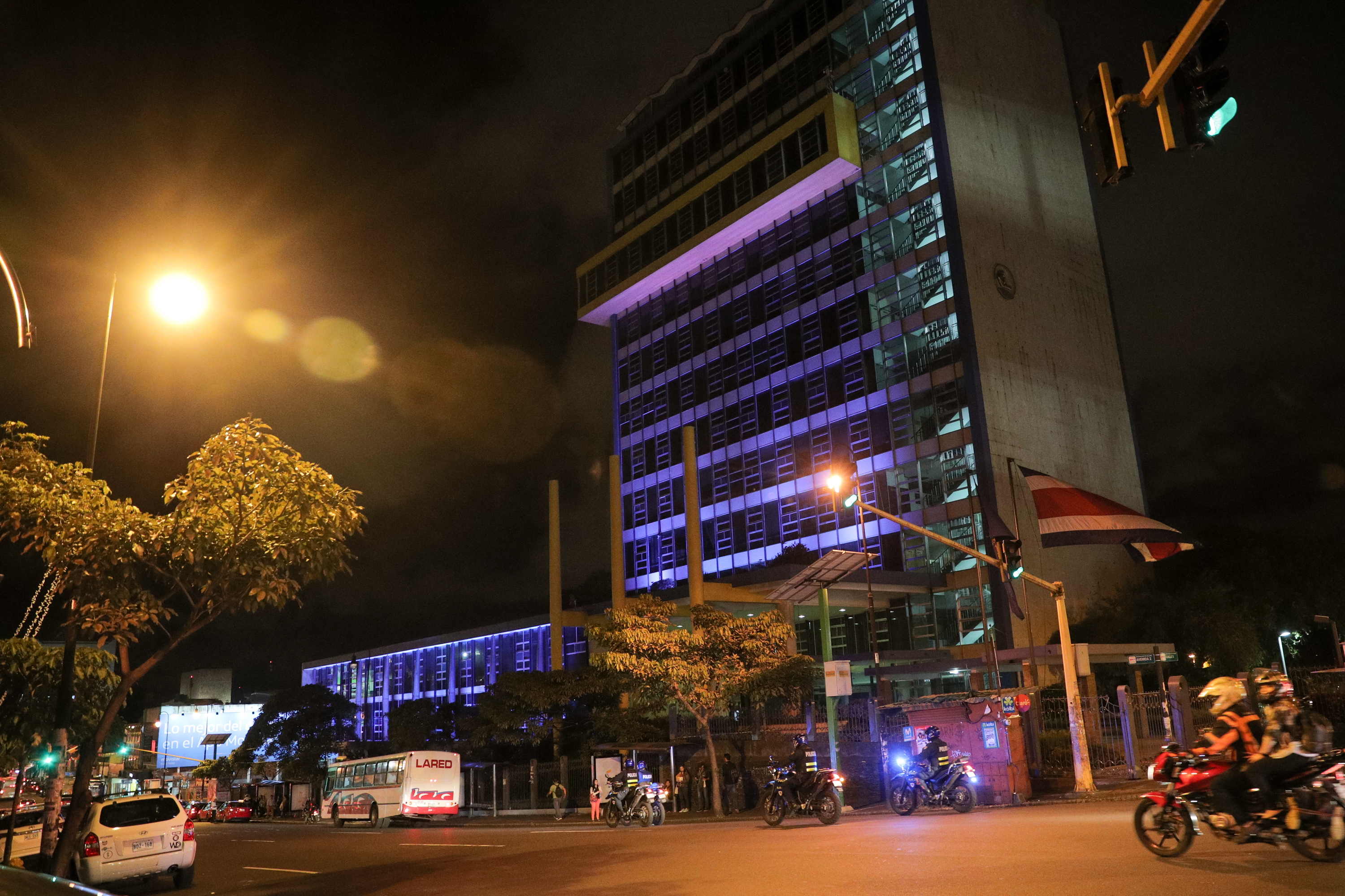 16/11/2018. San Jose. Fachada iluminada de color morado del edificio de la Caja Costarricense del Seguro Social. Foto Jeffrey Zamora