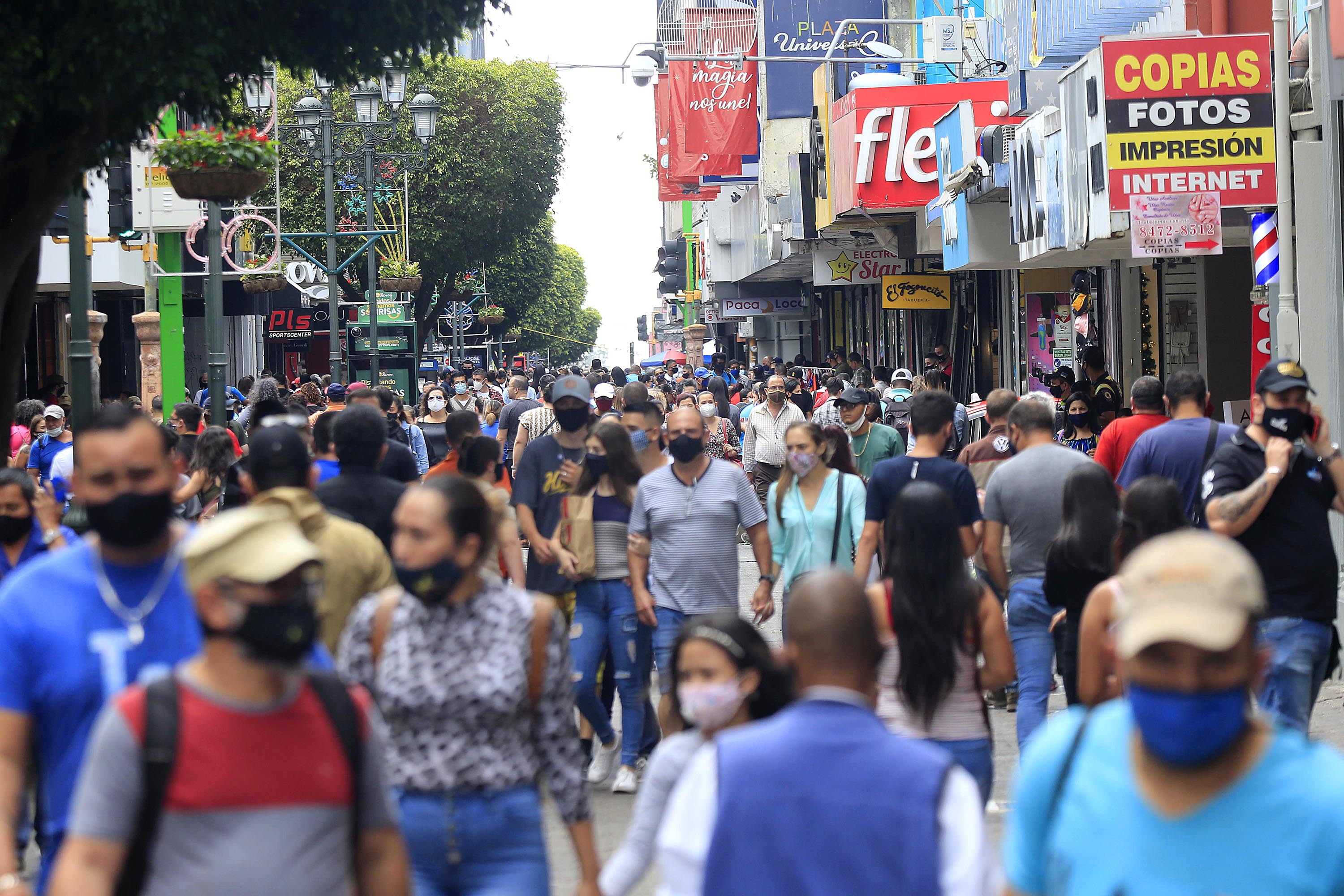 04/12/2020 San José. Cuál pandemia? Gran cantidad de gente, a las 12:45 p.m. de este viernes, en el bulevar de la Avenida Central. Muchos aprovecharon el inicio del primer fin de semana de diciembre, que coincidió con semana de pago de salarios y aguinaldos para salir a hacer las compras navideñas. Foto: Rafael Pacheco