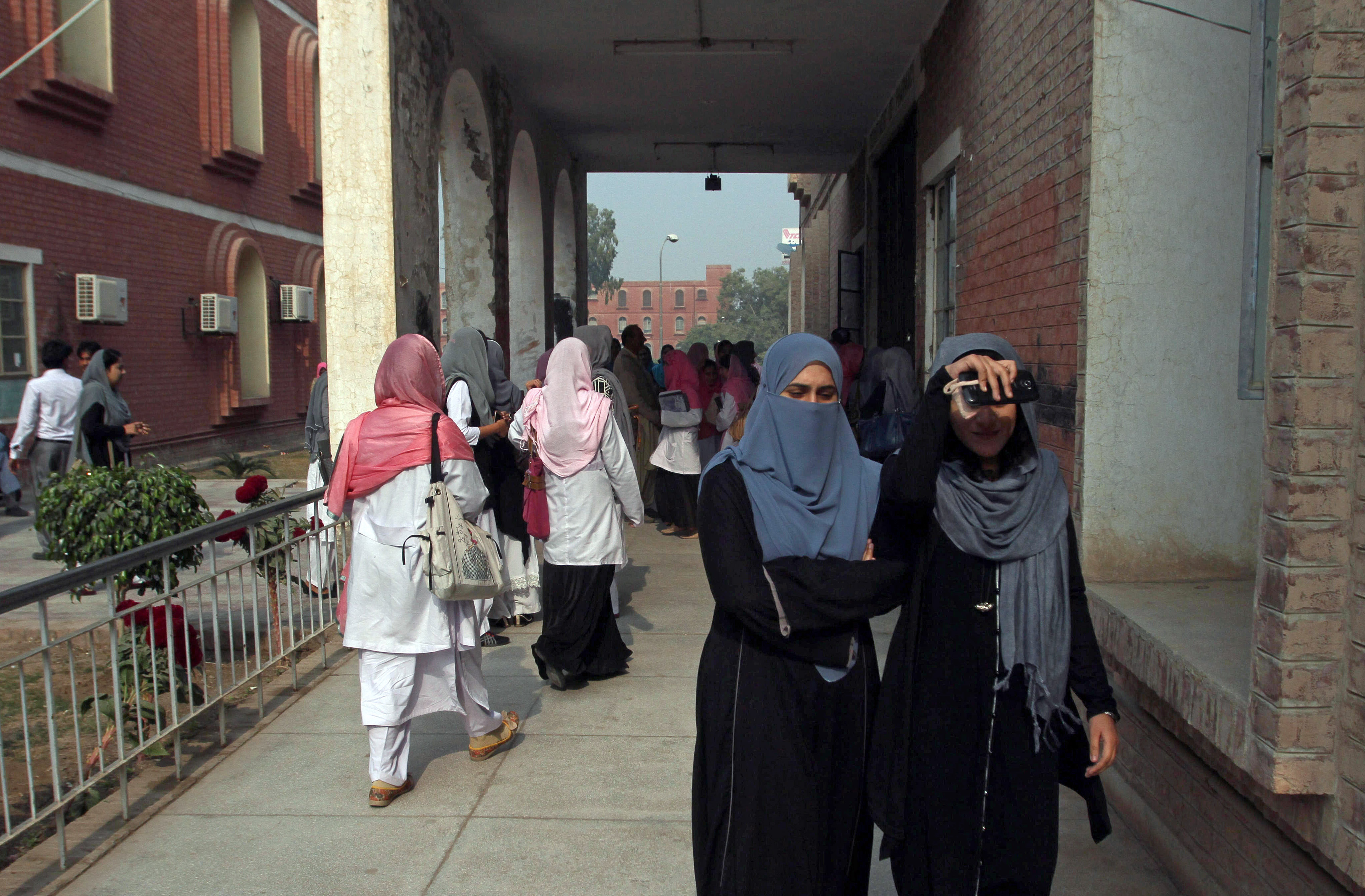 Estudiantes en la escuela a la que asitió Tashfeen Malik