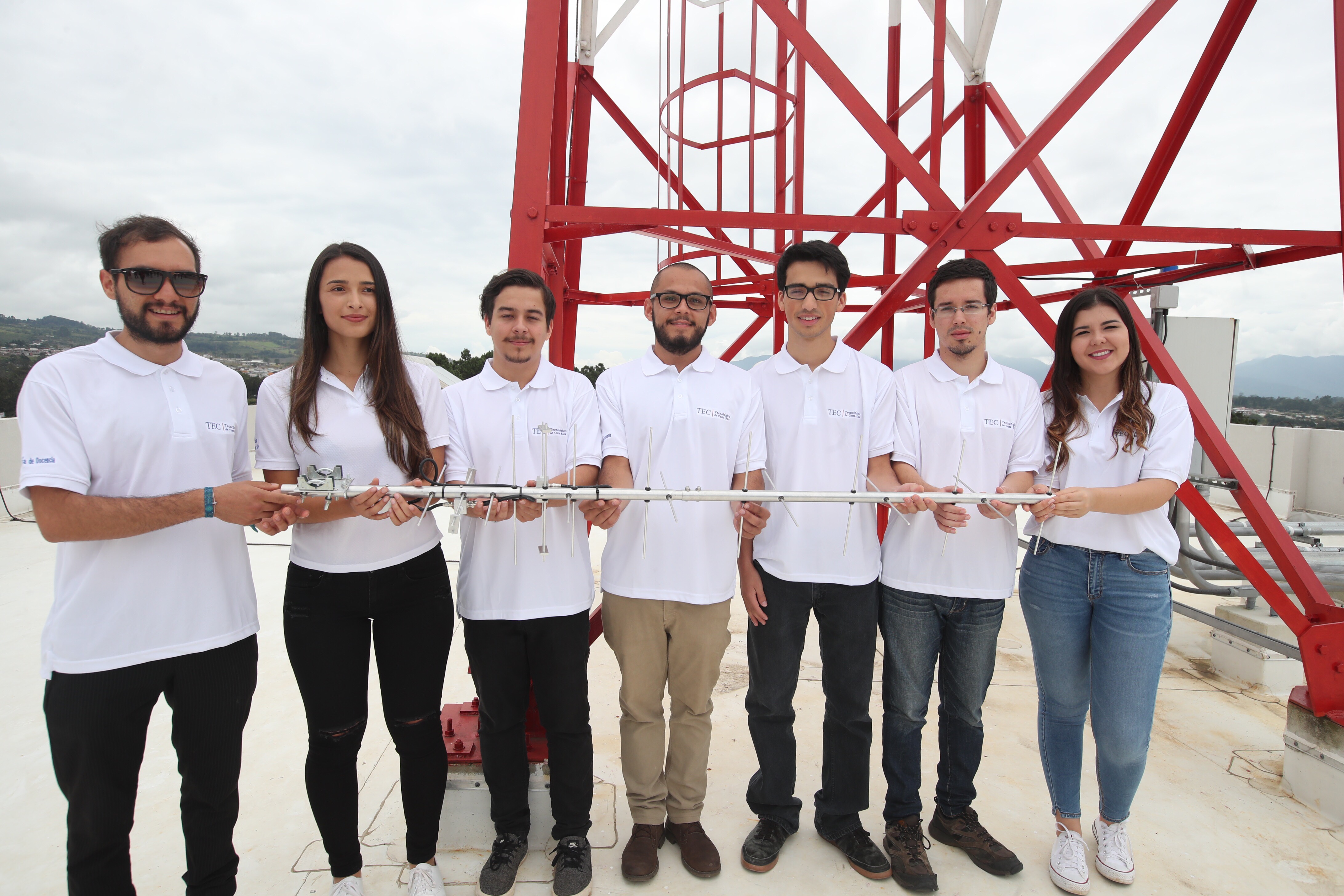 Estudiantes e investigadores del Instituto Tecnológico de Costa Rica en Cartago presentaron la mañana de este jueves cómo funcionará el satélite tipo CubeSat 1U. Aquí muestran la antena que recibirá los datos enviados por el aparato.