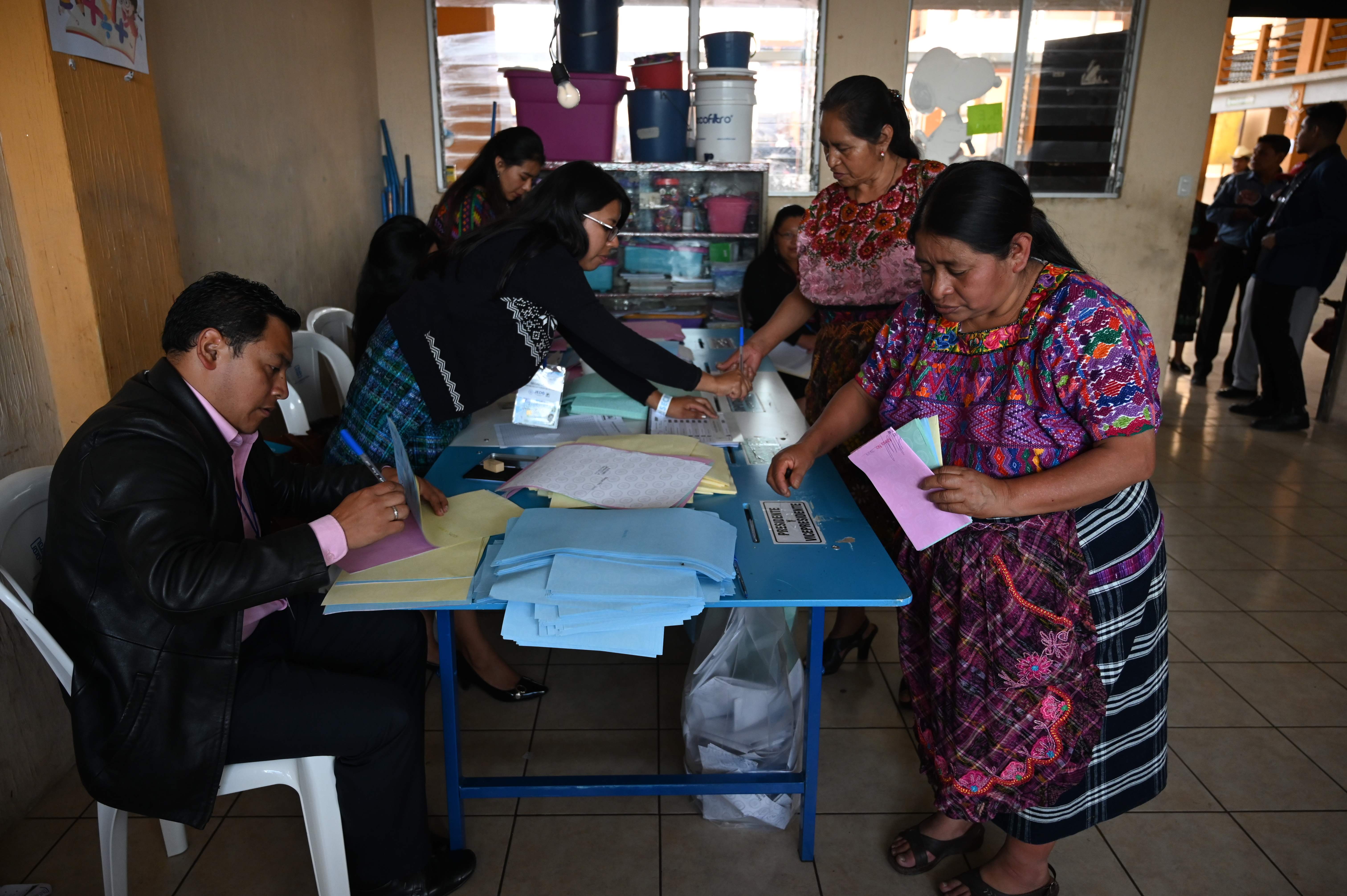 Los guatemaltecos, hastiados, eligen un nuevo presidente el