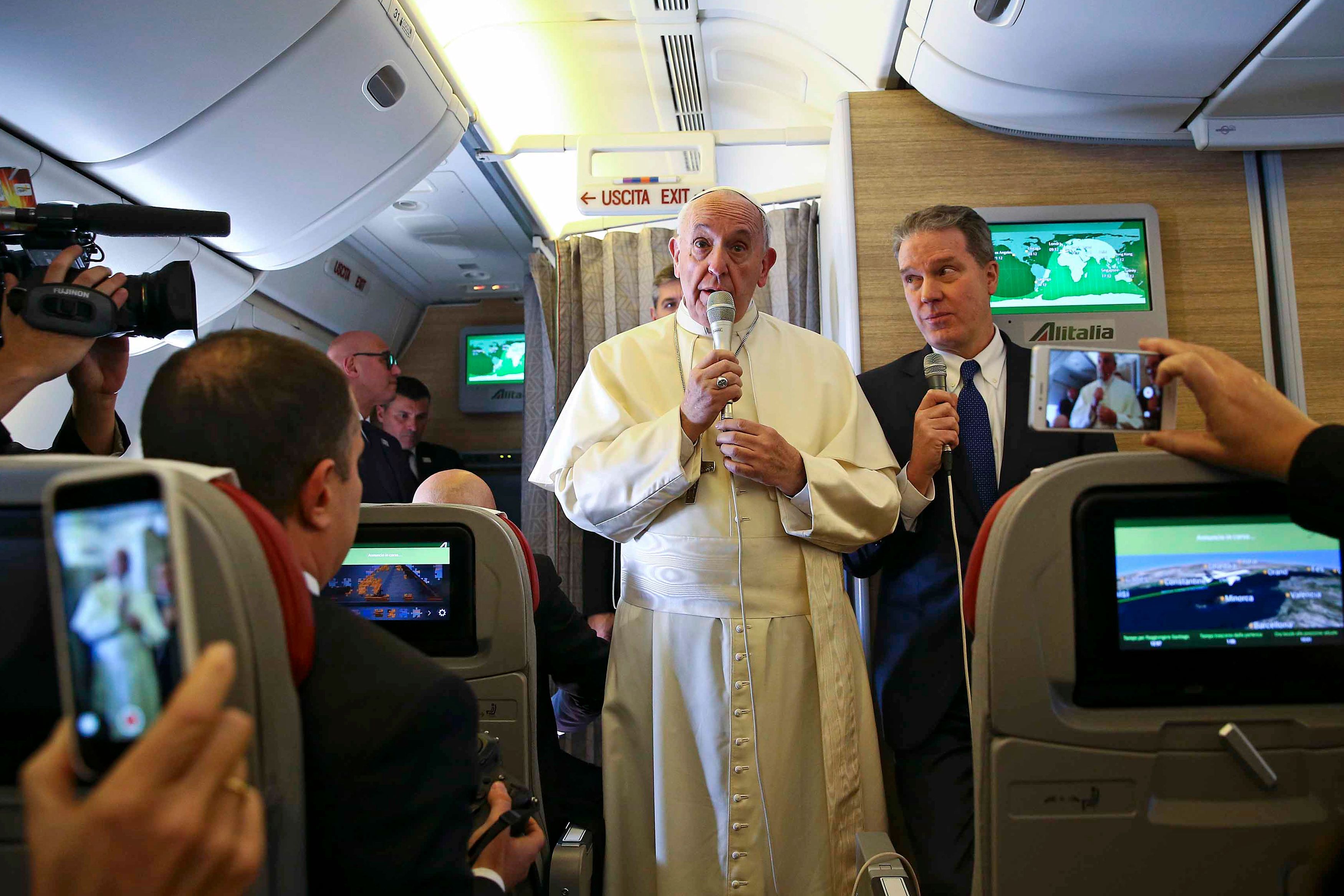 El papa Francisco se dirige a los periodistas a bordo del avión que lo traslada a Chile, el lunes 15 de enero del 2018.